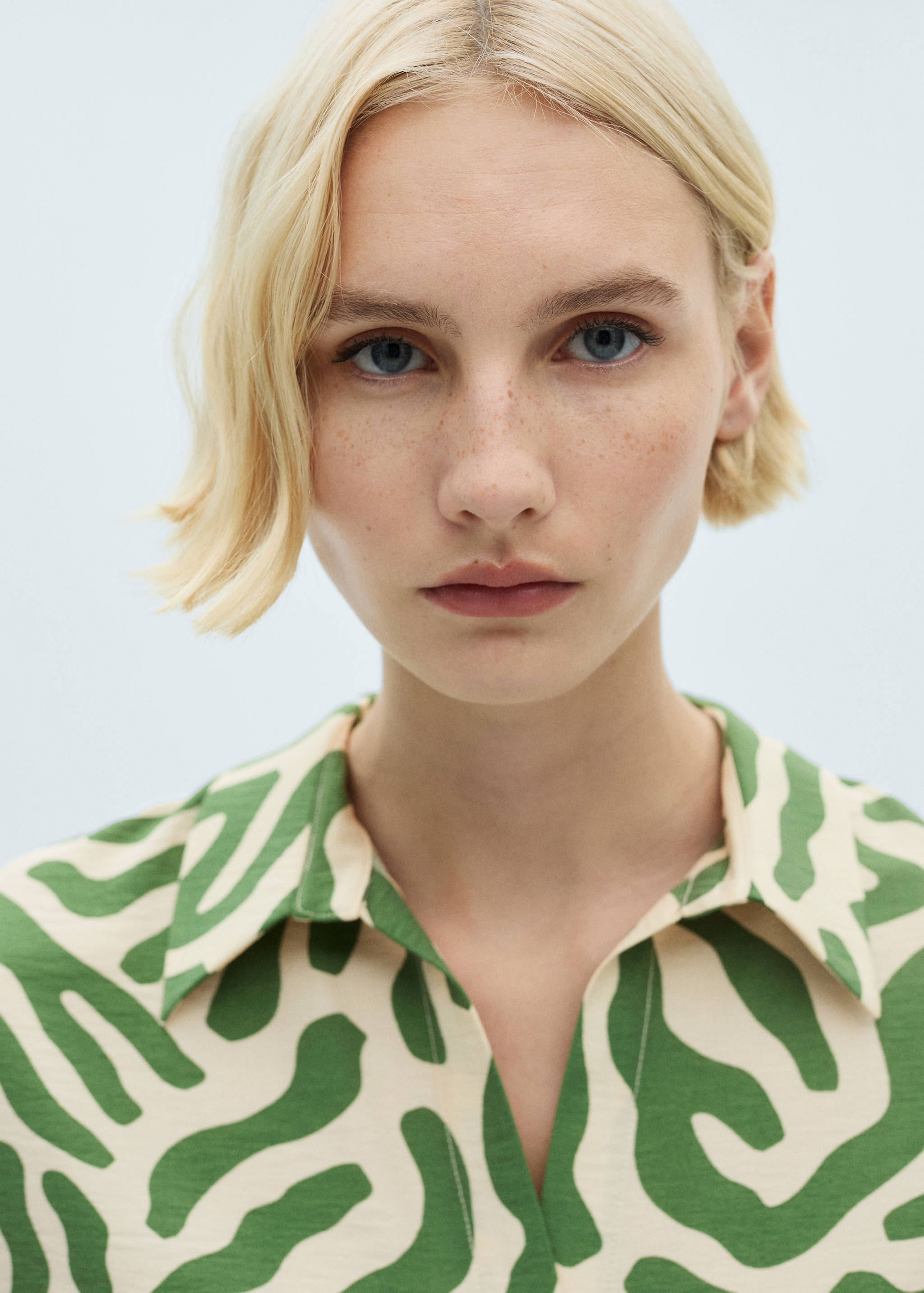 Sleeveless printed blouse - Details of the article 1