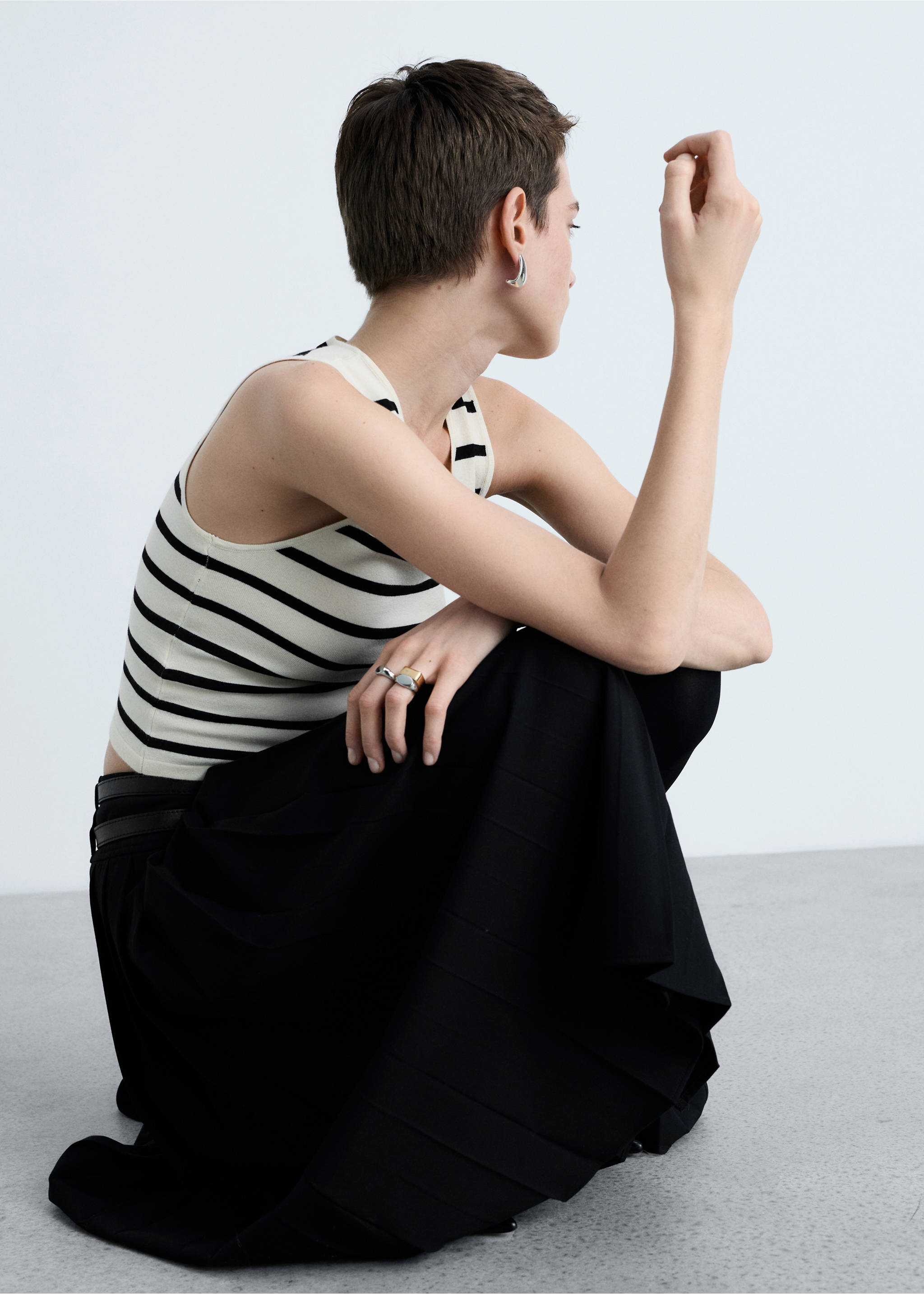 Striped knitted crop top - Details of the article 2, Black. Ref: 87040586-00.
