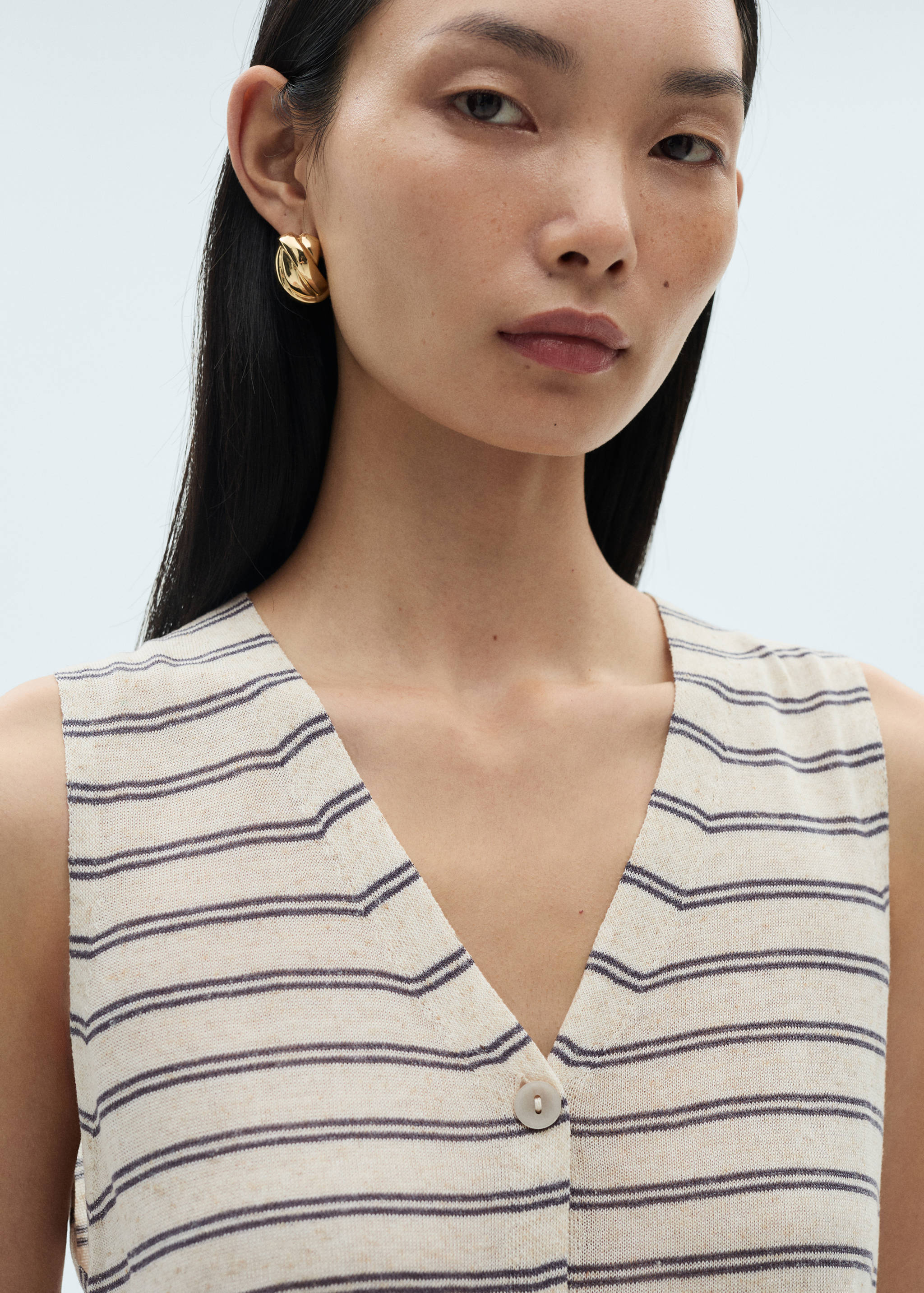 Knitted gilet with buttons - Details of the article 1