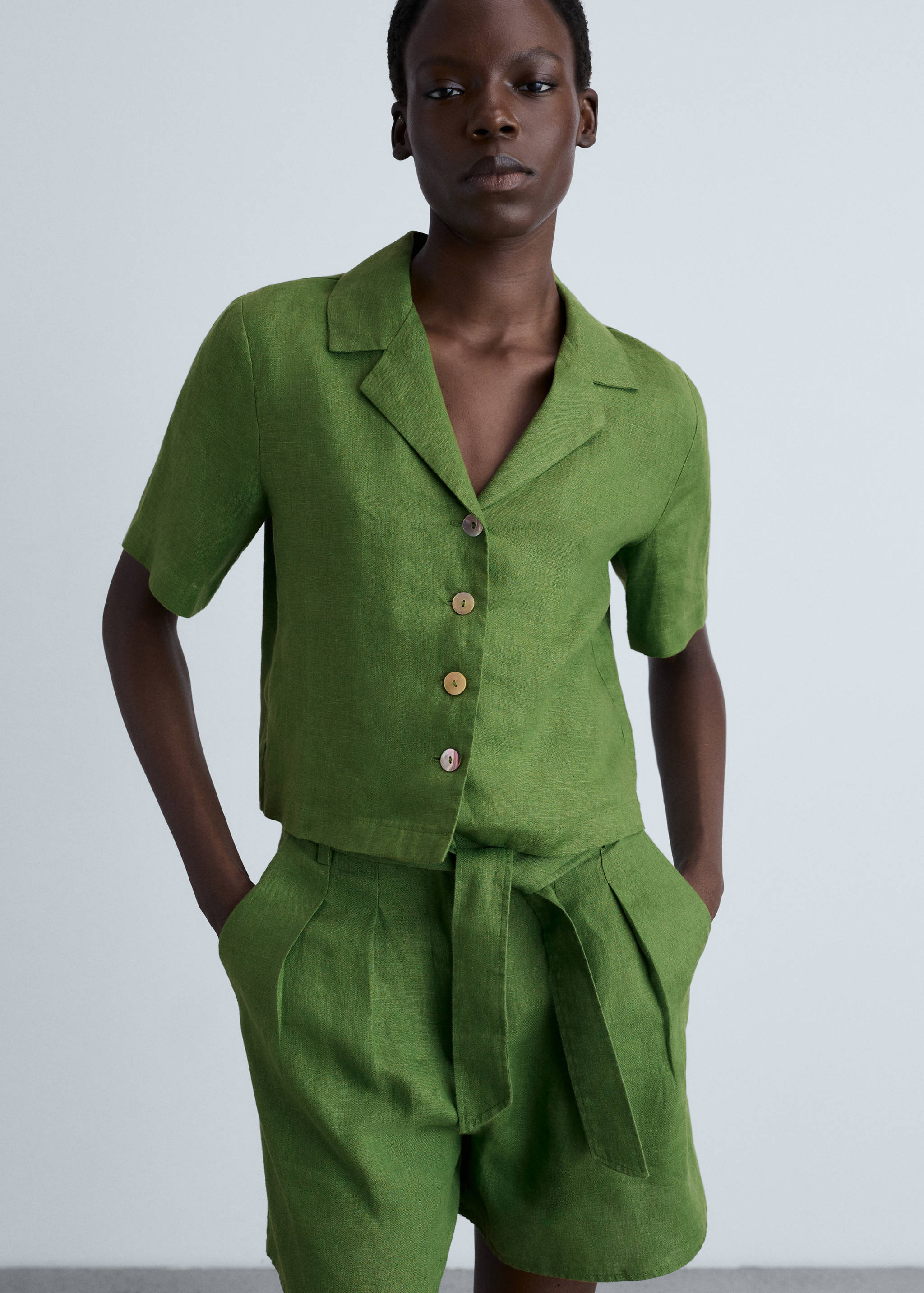 Linen shorts with belt - Medium plane