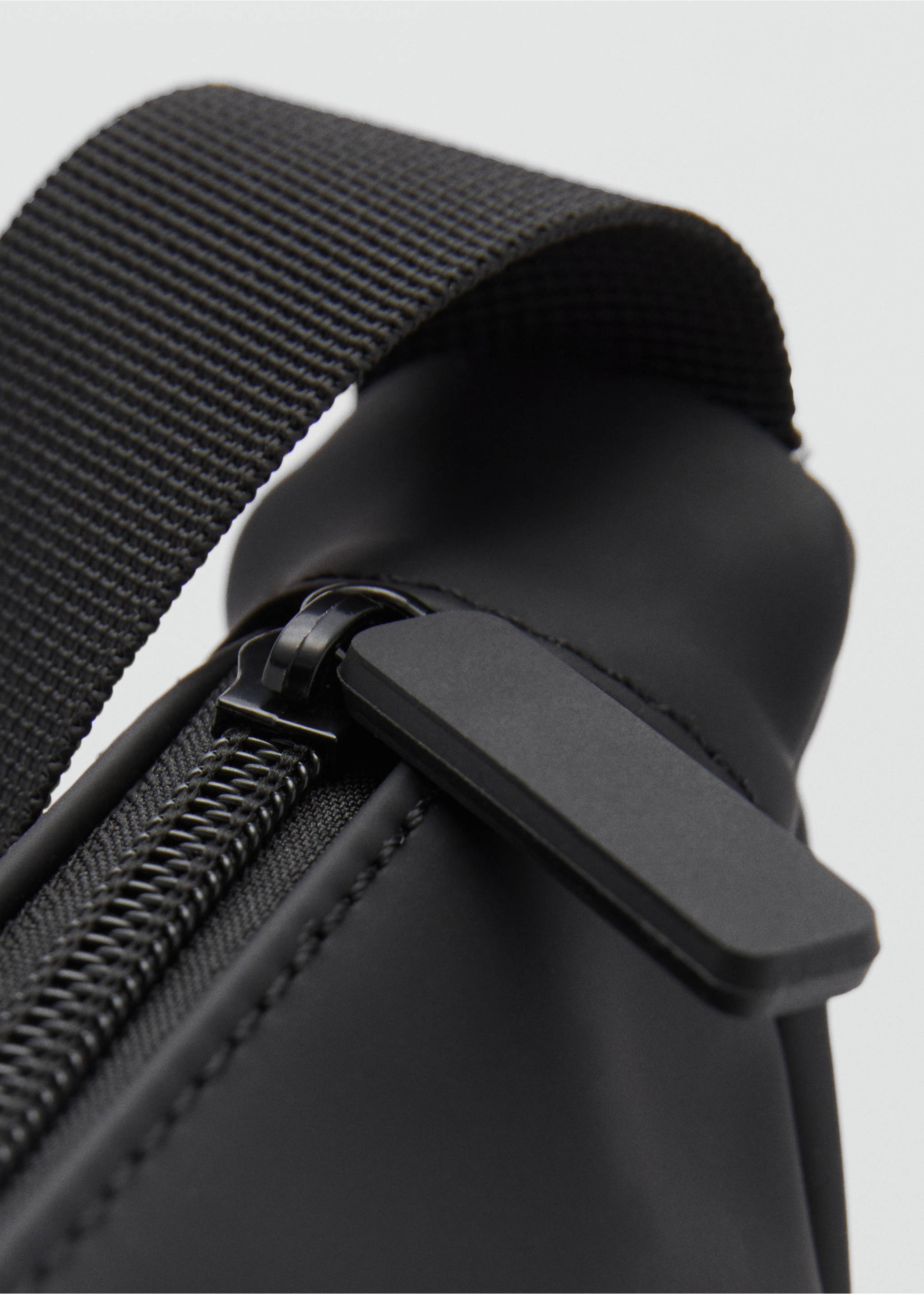 Bandolera engomada - Detalle del artículo 3, Negro. Ref: 87040605-00.