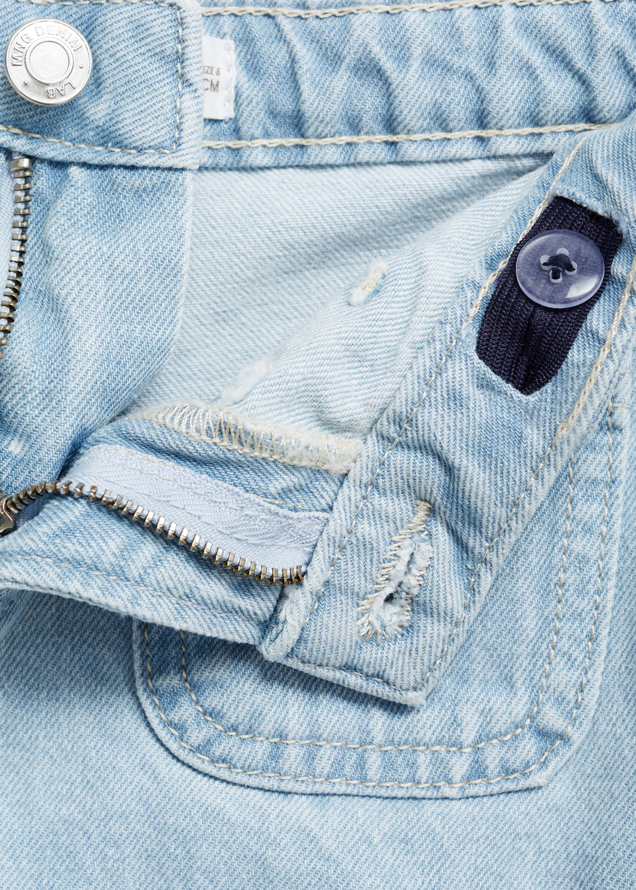 Denim shorts with pockets - Details of the article 0