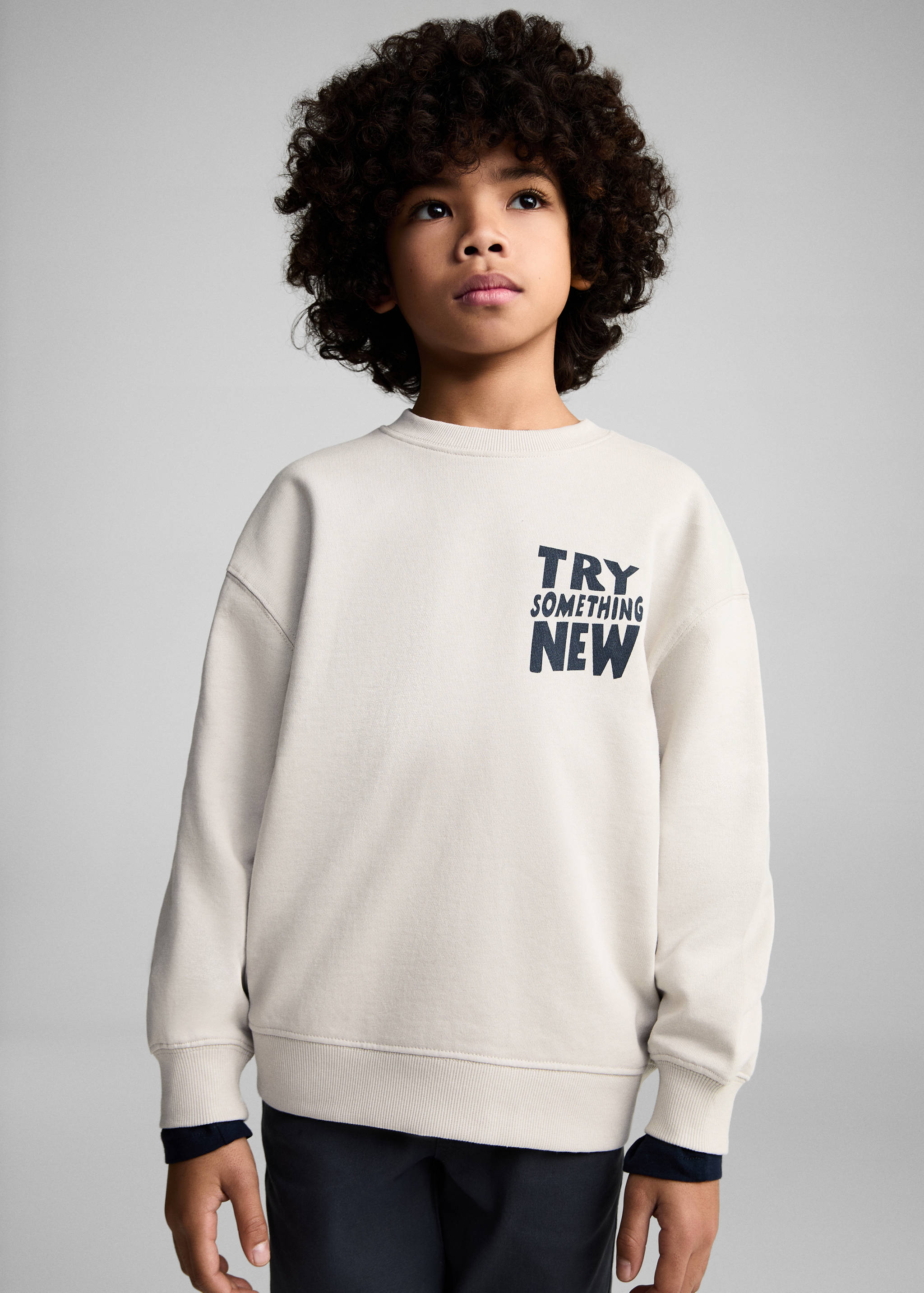 Принтованный свитшот из хлопка - Средний план