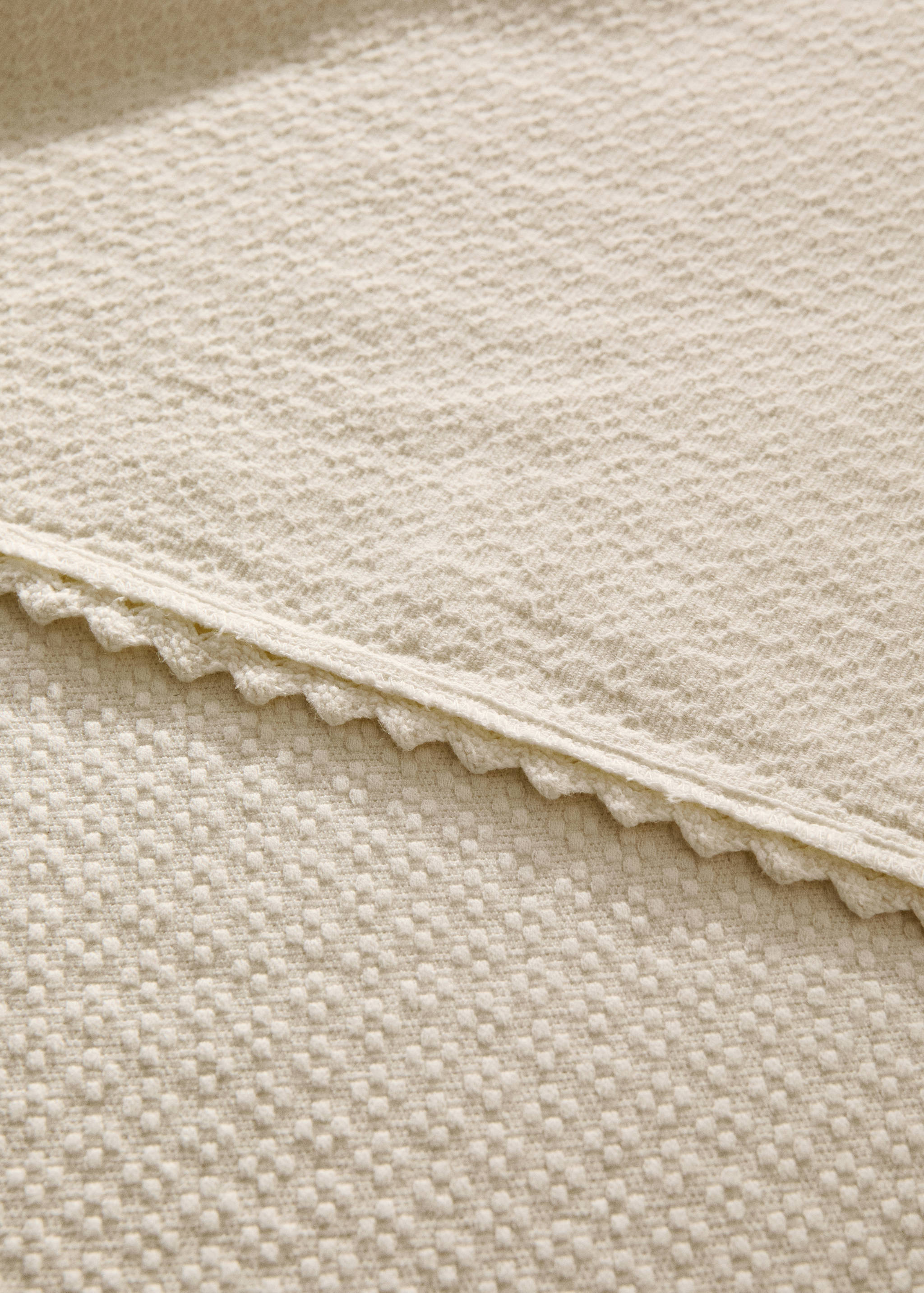 Cot bedspread with lace trim - Details of the article 7