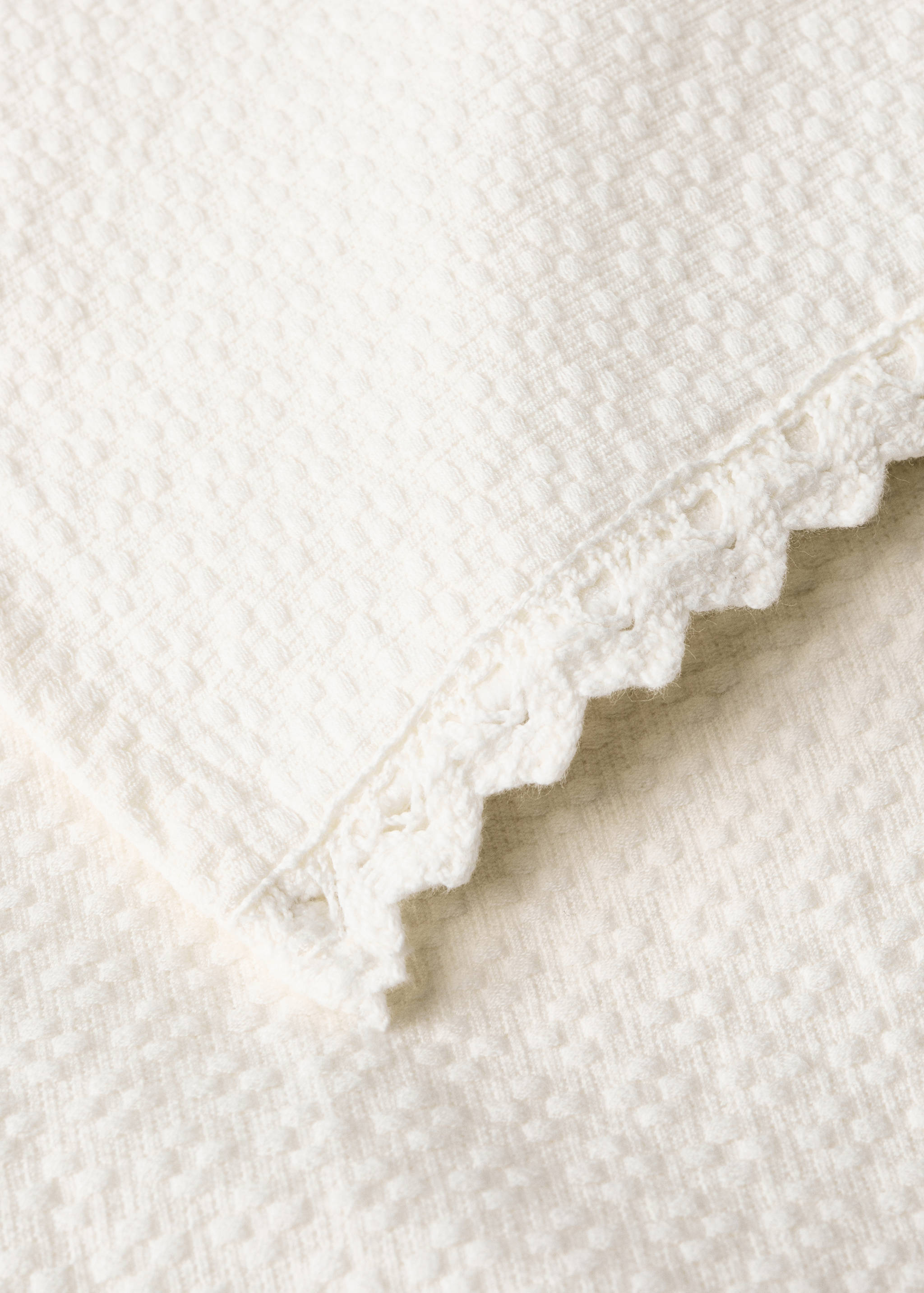 Cot bedspread with lace trim - Details of the article 2