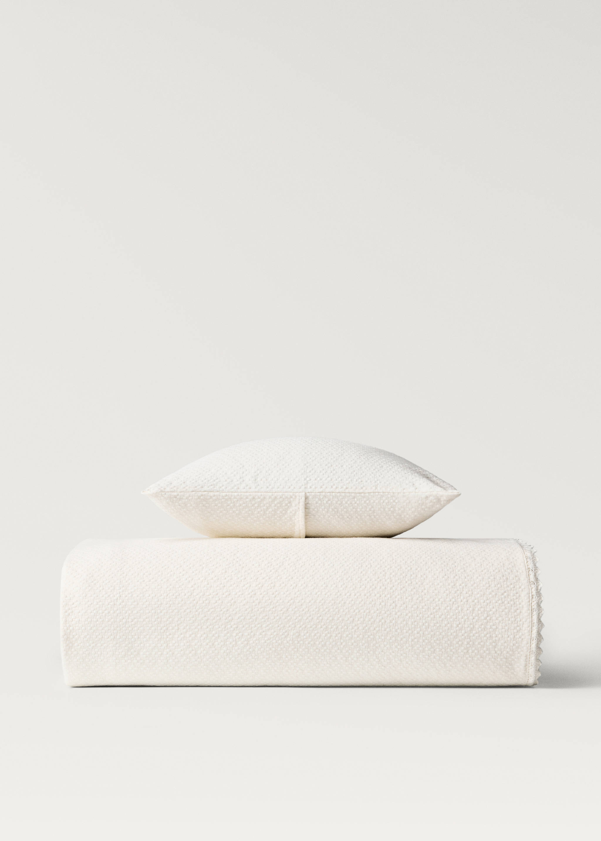 Cot bedspread with lace trim - Details of the article 4