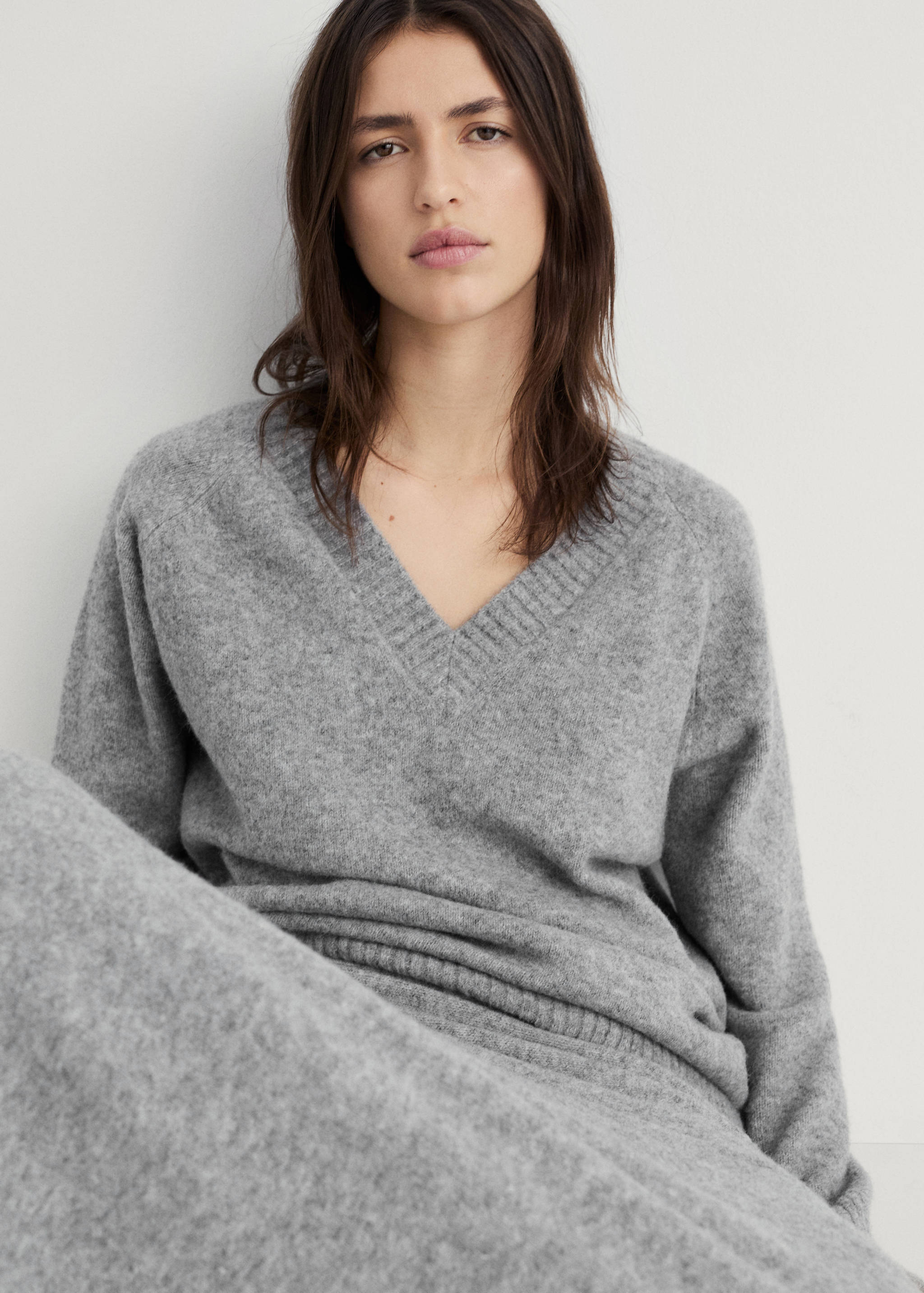 V-ringad stickad tröja, enfärgad - Bild av mittparti