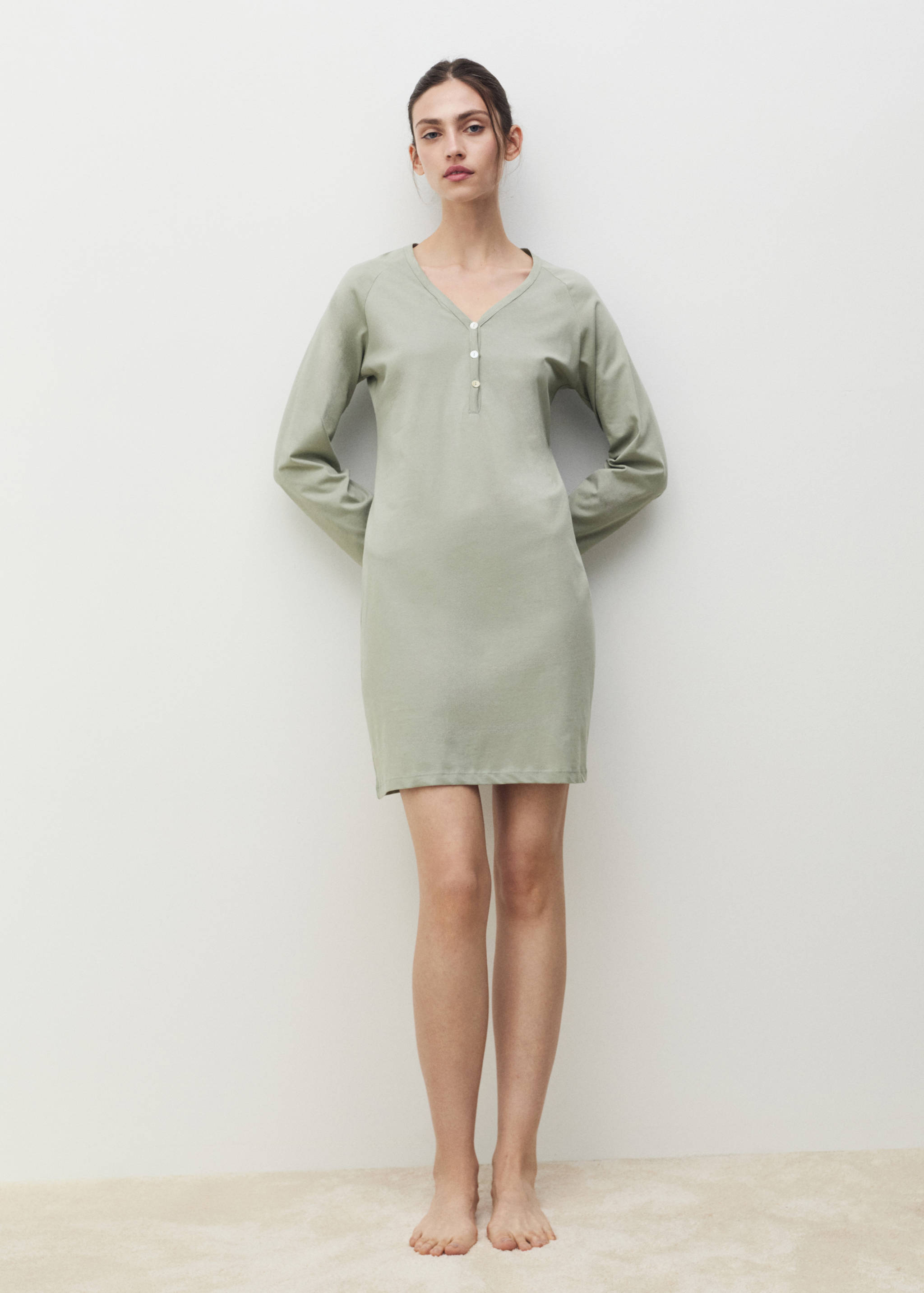 Cotton V-neck nightgown - General plane