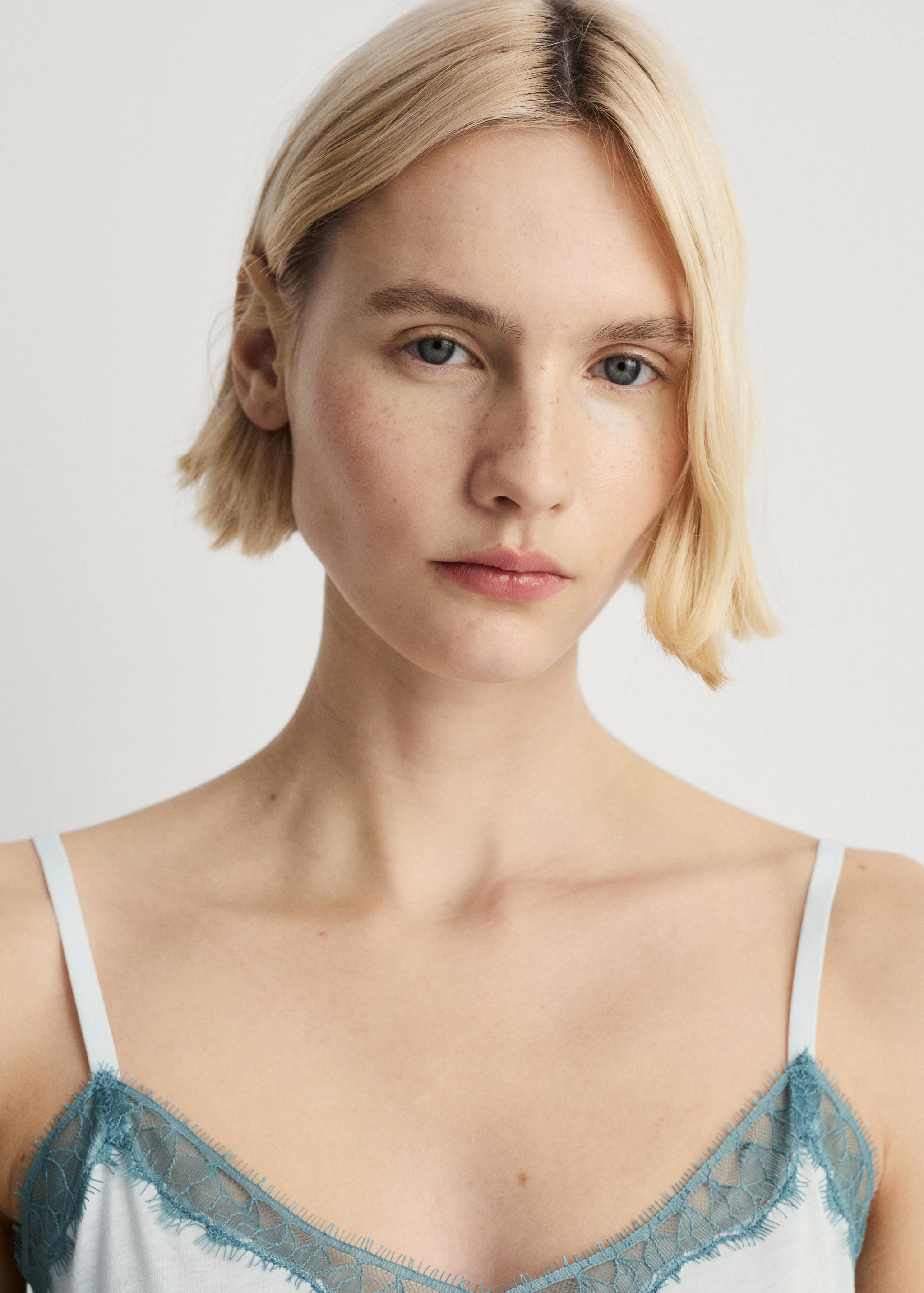 Camisa de noite com acabamento de renda - Pormenor do artigo 1