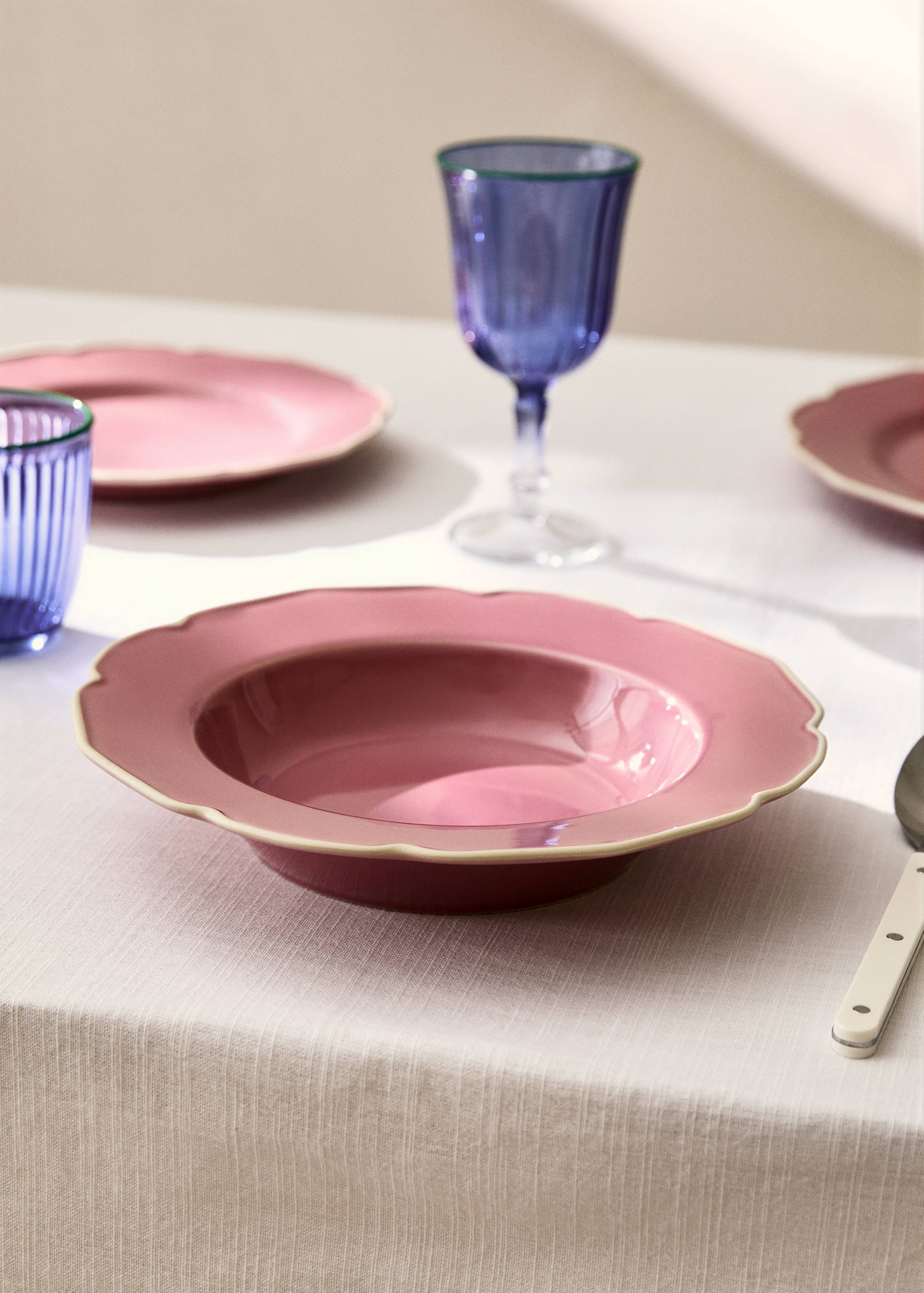 Βαθύ πιάτο από ημιπορσελάνη με κυματισμό - Γενικό πλάνο