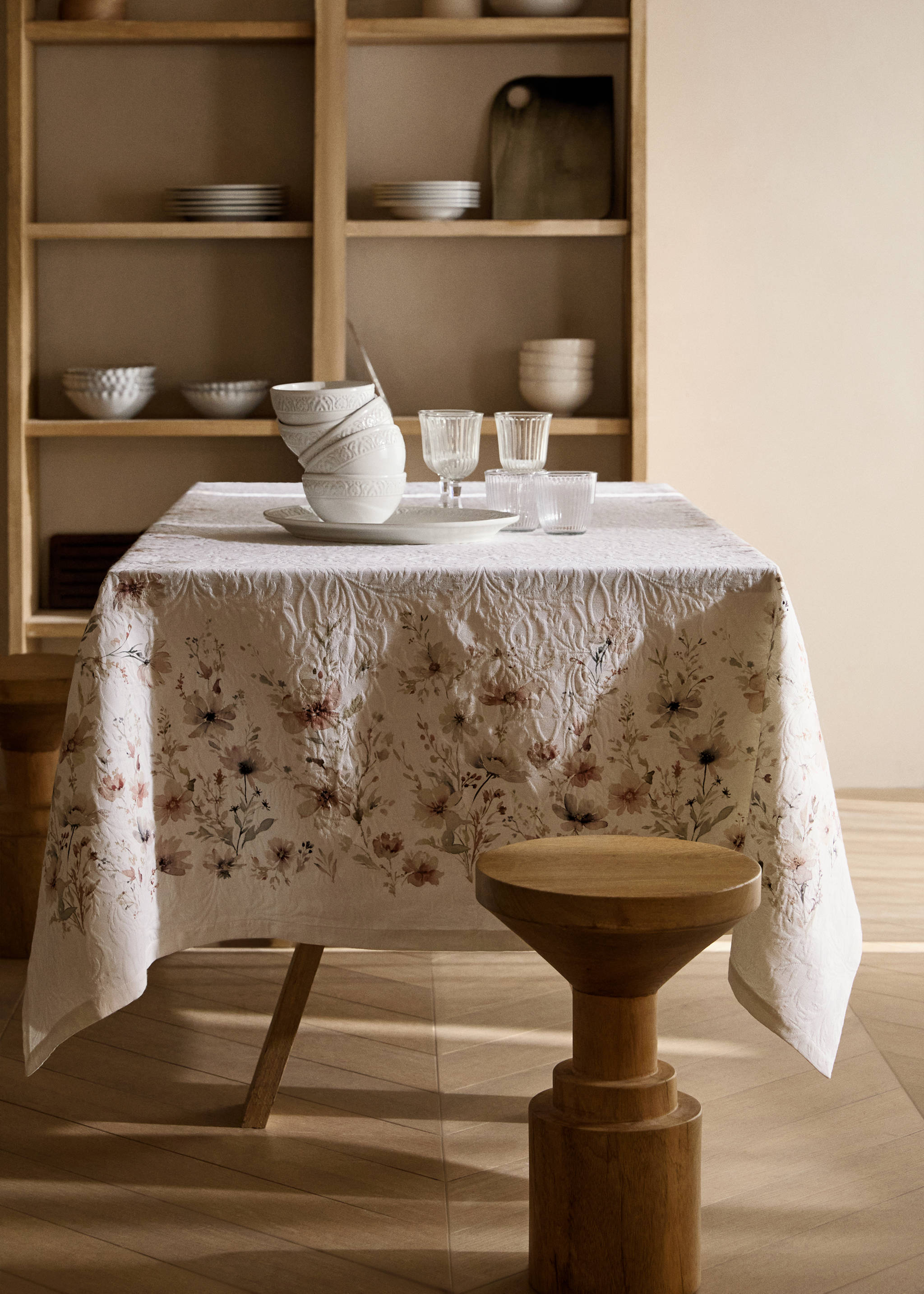 Jacquard tablecloth with mini-floral print for 6 to 8 diners - General plane