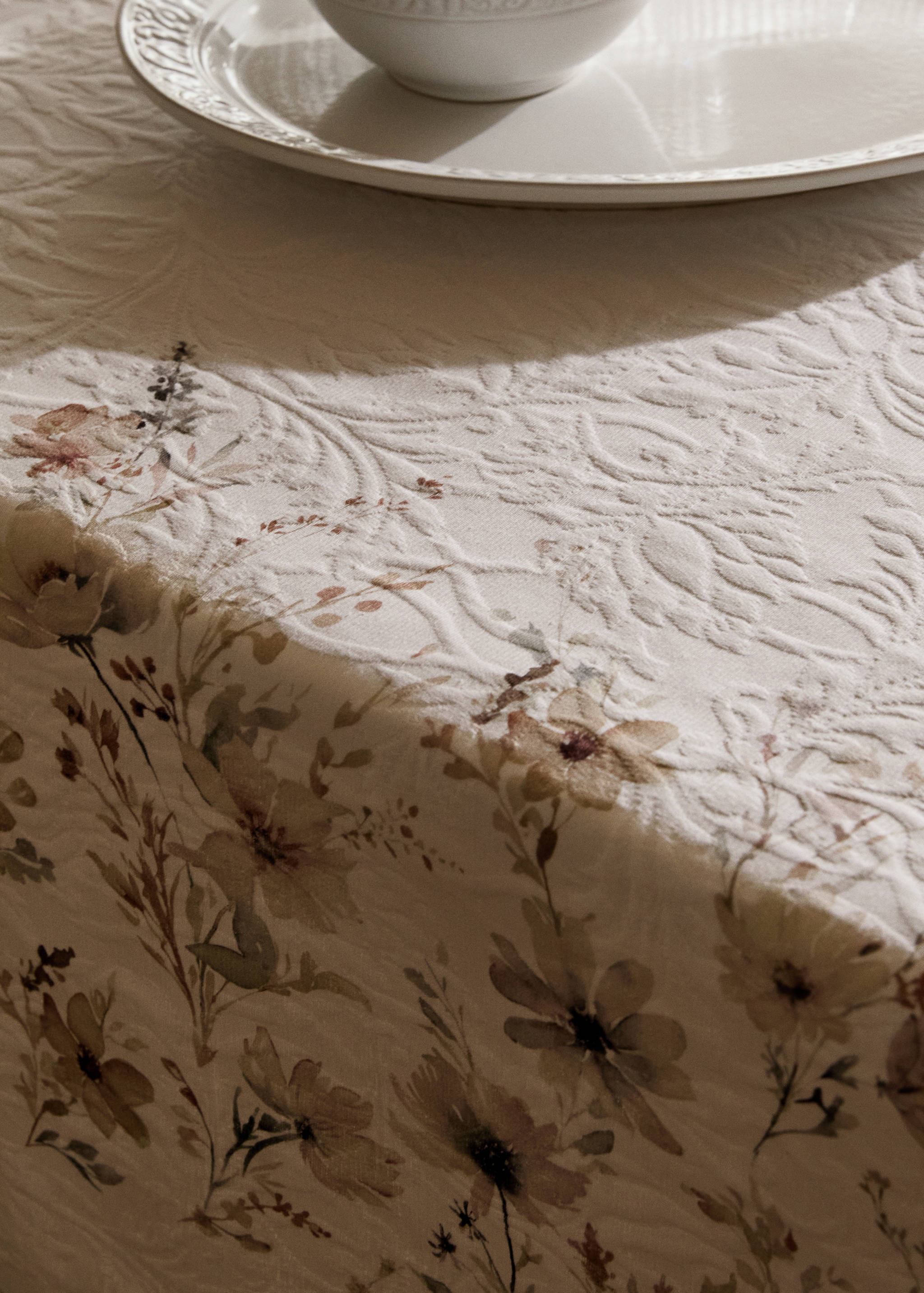 Jacquard tablecloth with mini-floral print for 6 to 8 diners - Details of the article 7