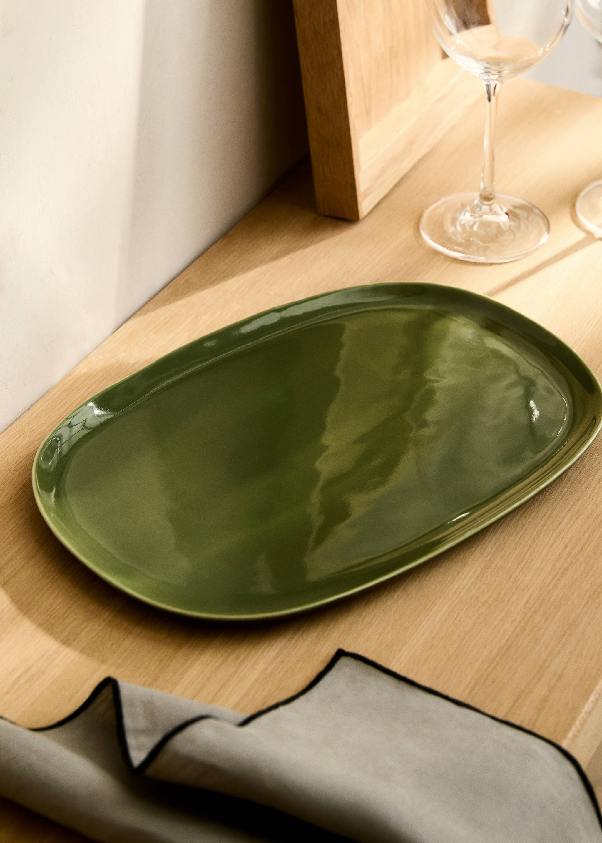 Μεγάλη πιατέλα από ημιπορσελάνη με μονόχρωμο σχέδιο - Γενικό πλάνο