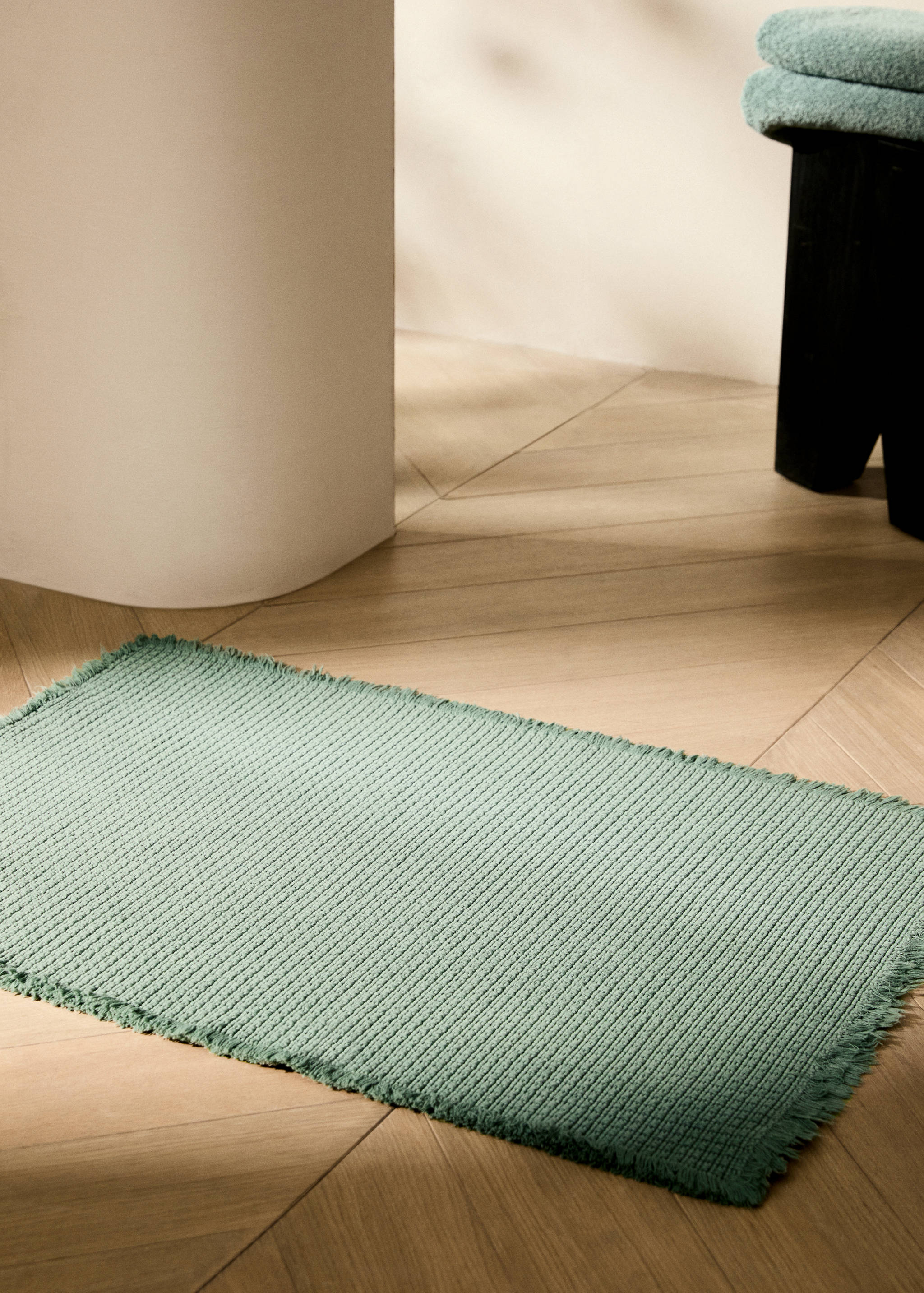 Geometric fringed bath rug - General plane