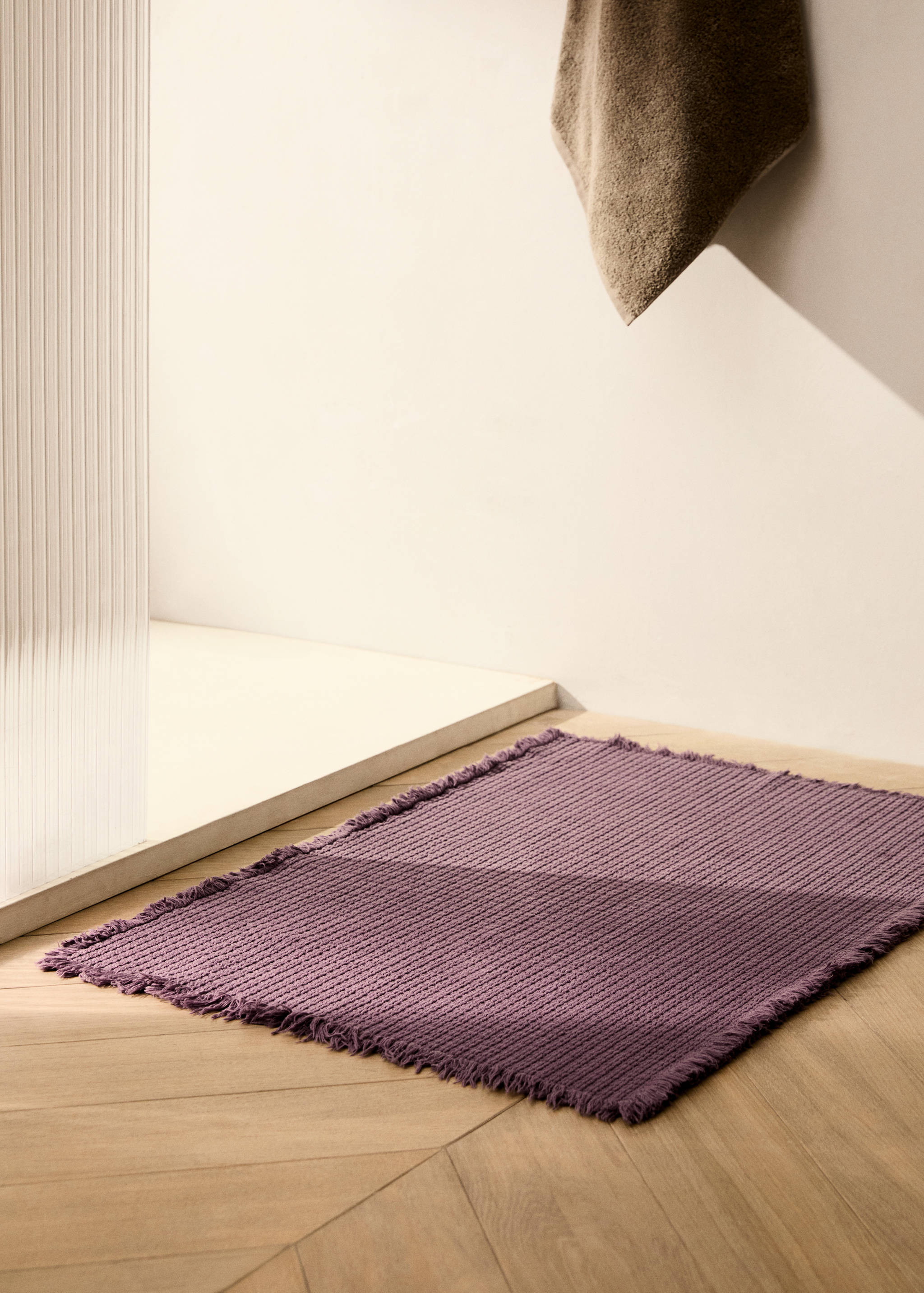 Geometric fringed bath rug - General plane