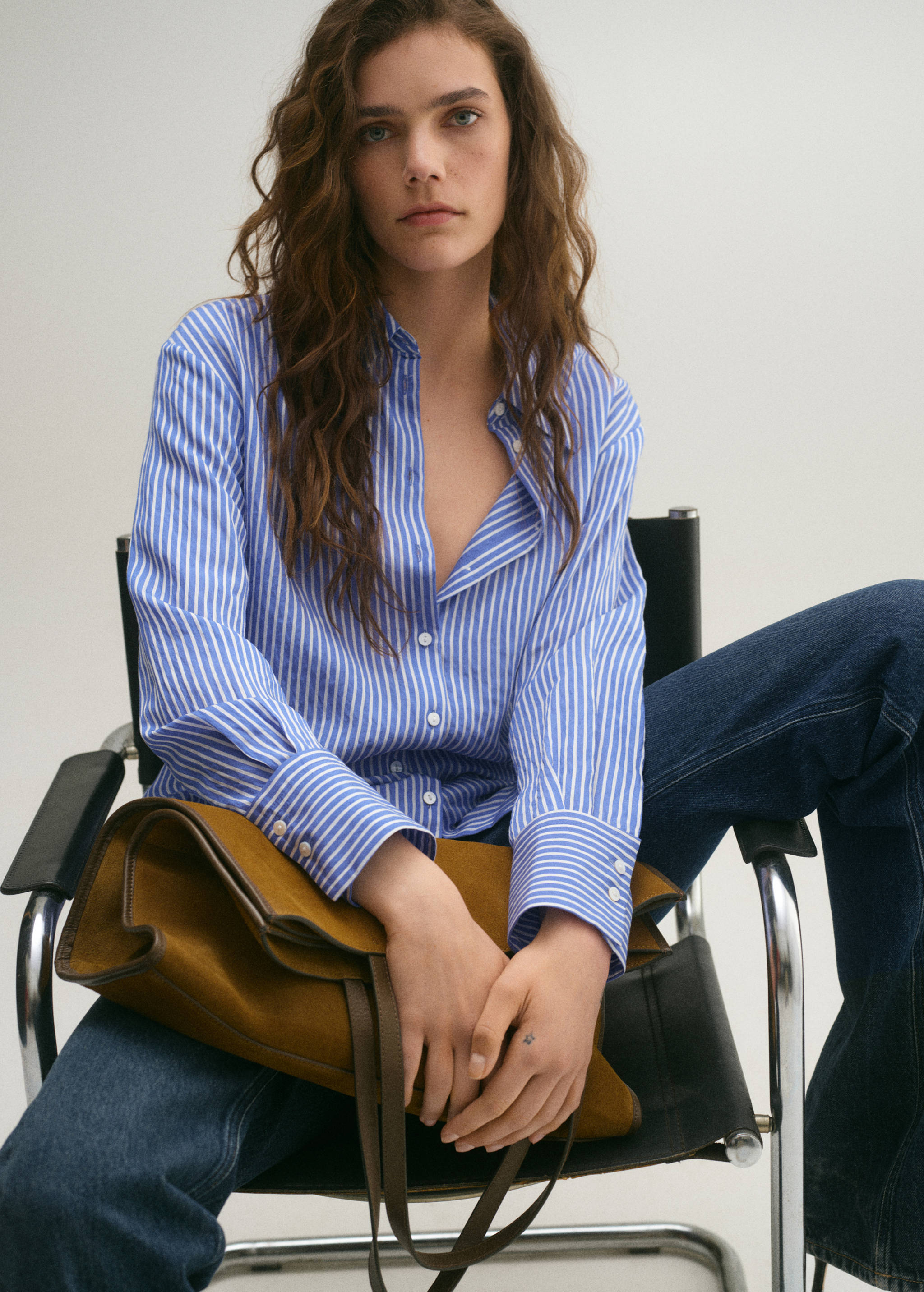 Camisa reta às riscas - Plano médio