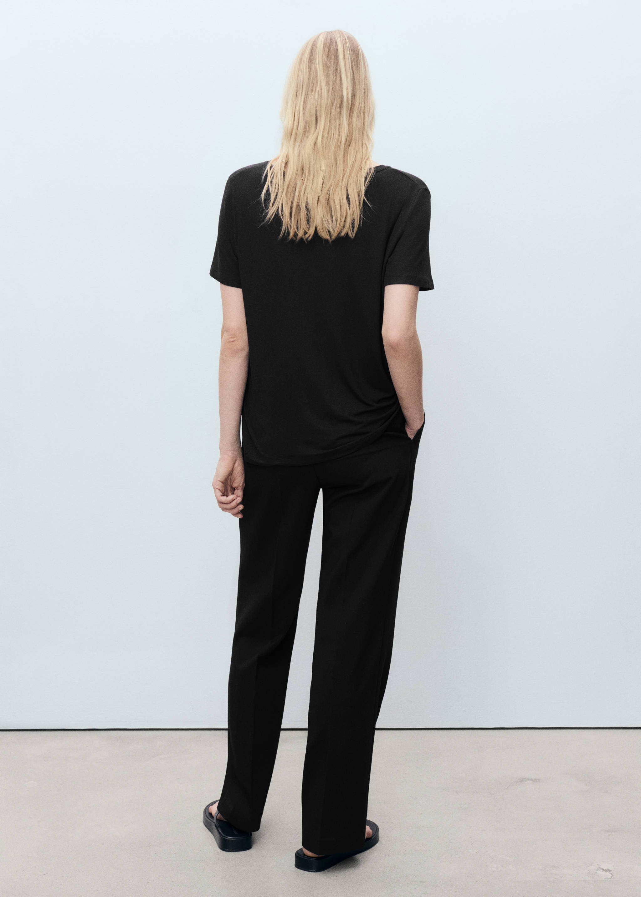 V-neck T-shirt - Reverse of the article