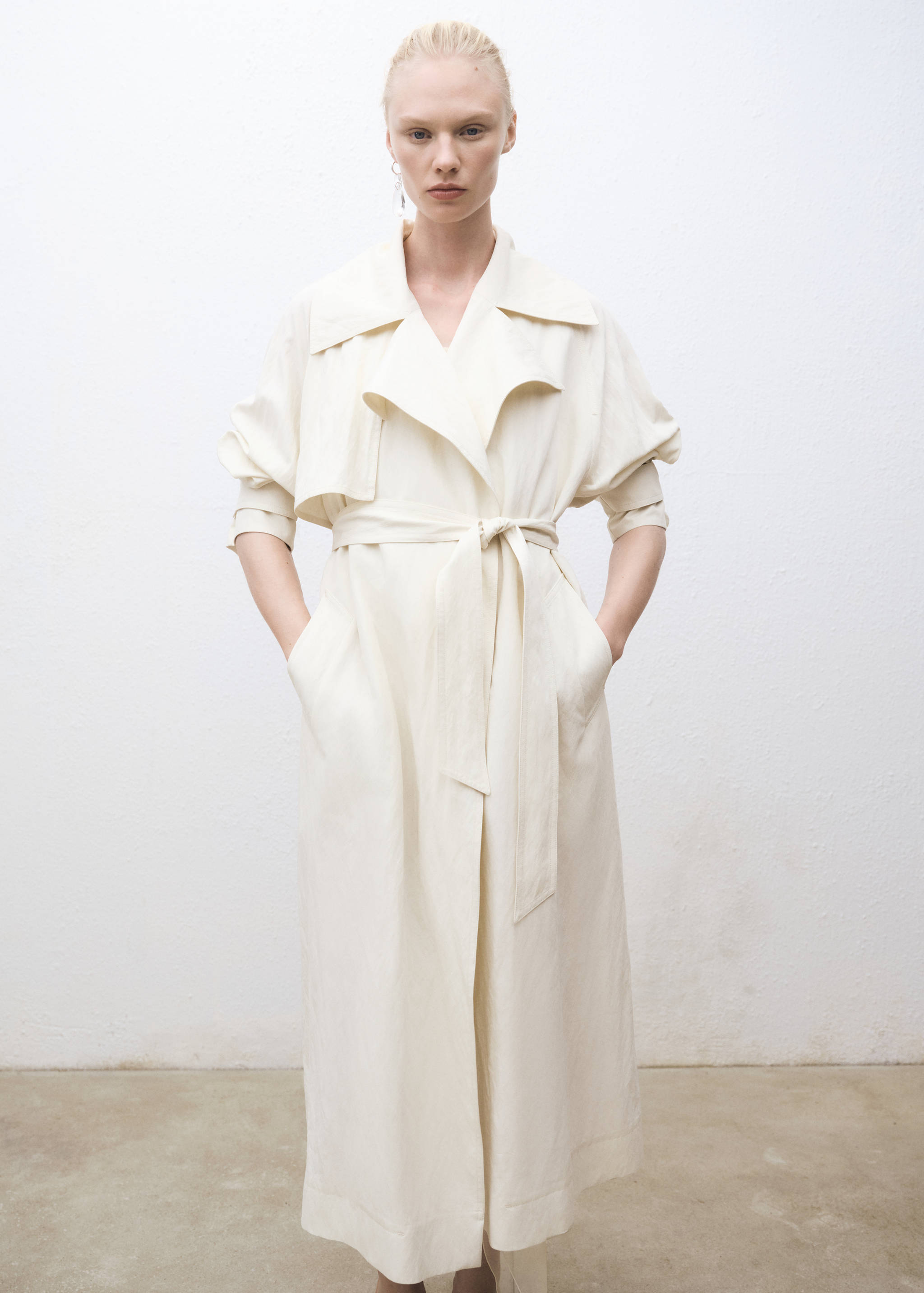Oversized trench coat with lapels - General plane
