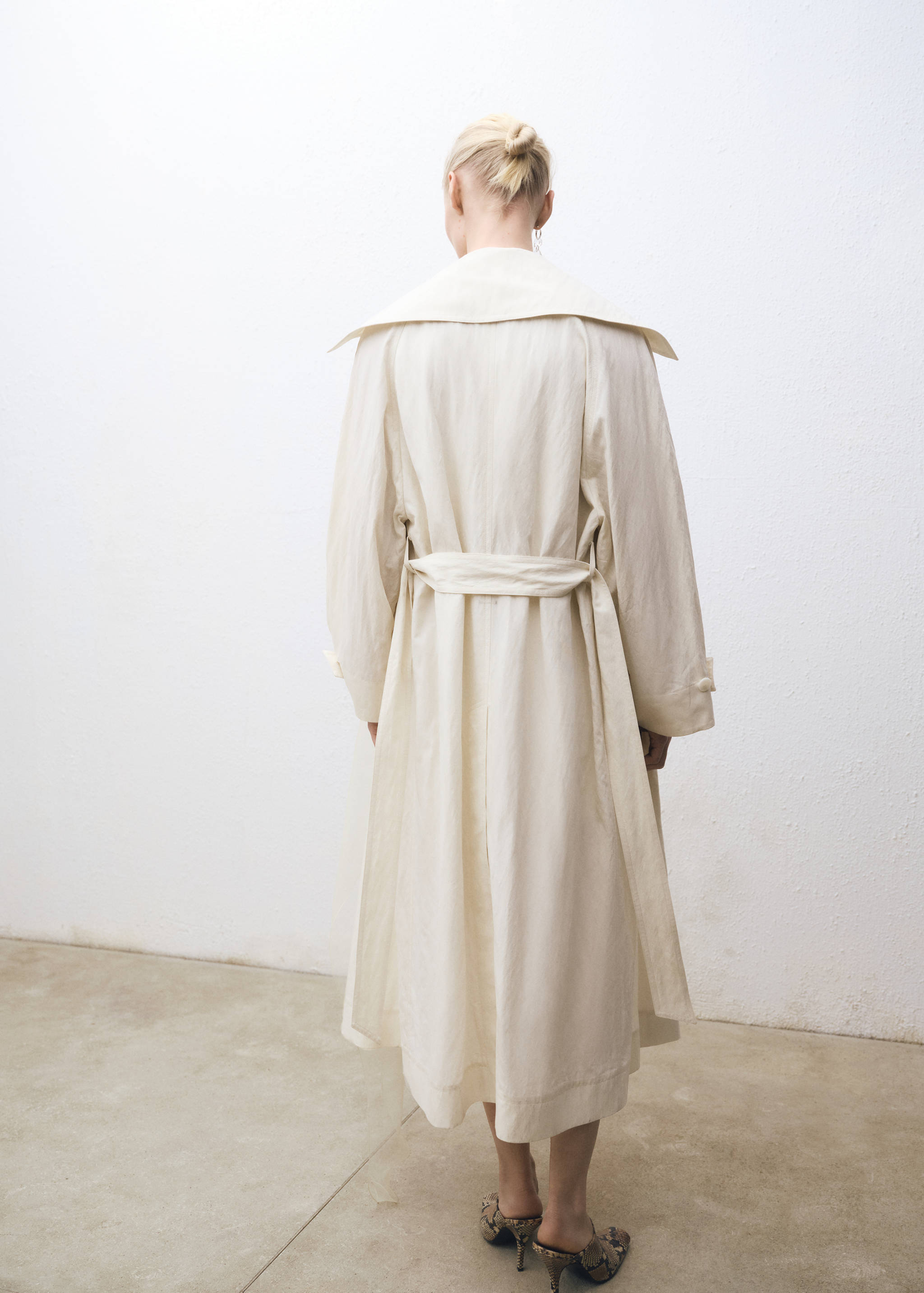 Oversized trench coat with lapels - Reverse of the article