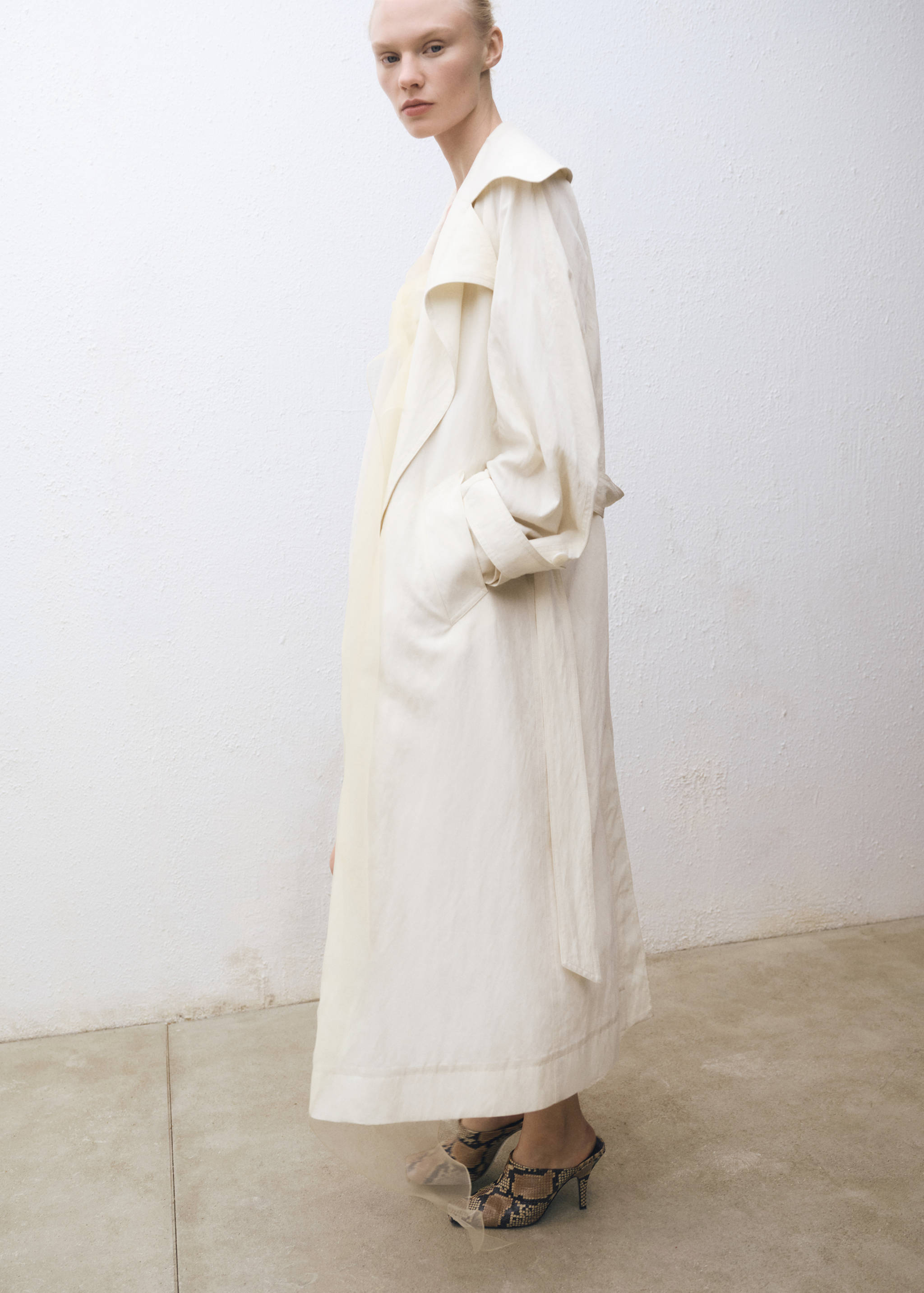 Oversized trench coat with lapels - Details of the article 6