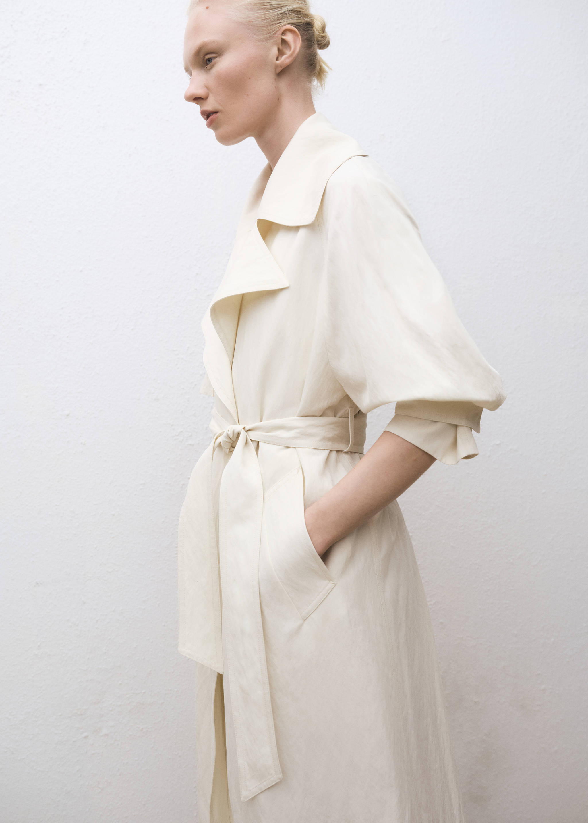 Oversized trench coat with lapels - Details of the article 2