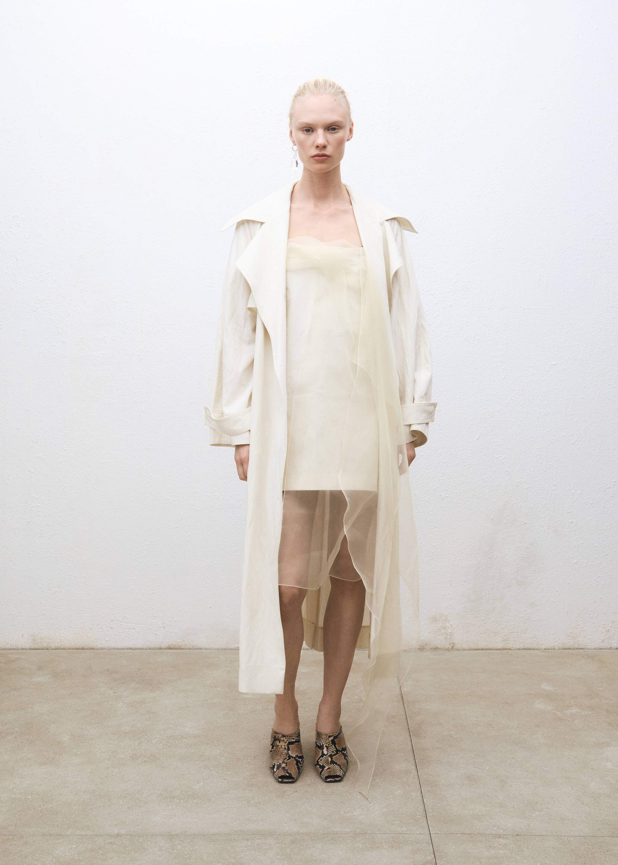 Oversized trench coat with lapels - Details of the article 1