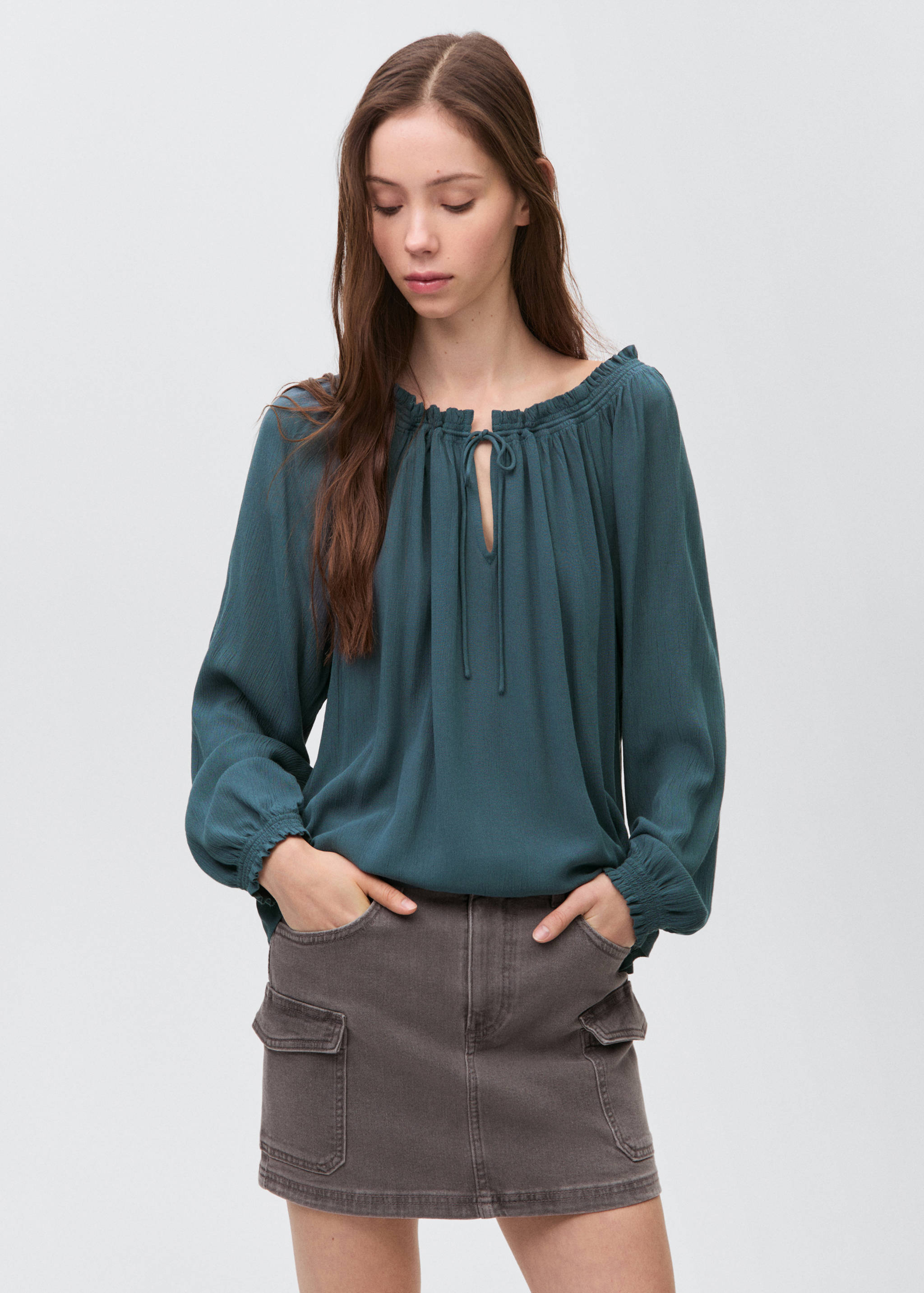 Blouse col froncé - Plan moyen