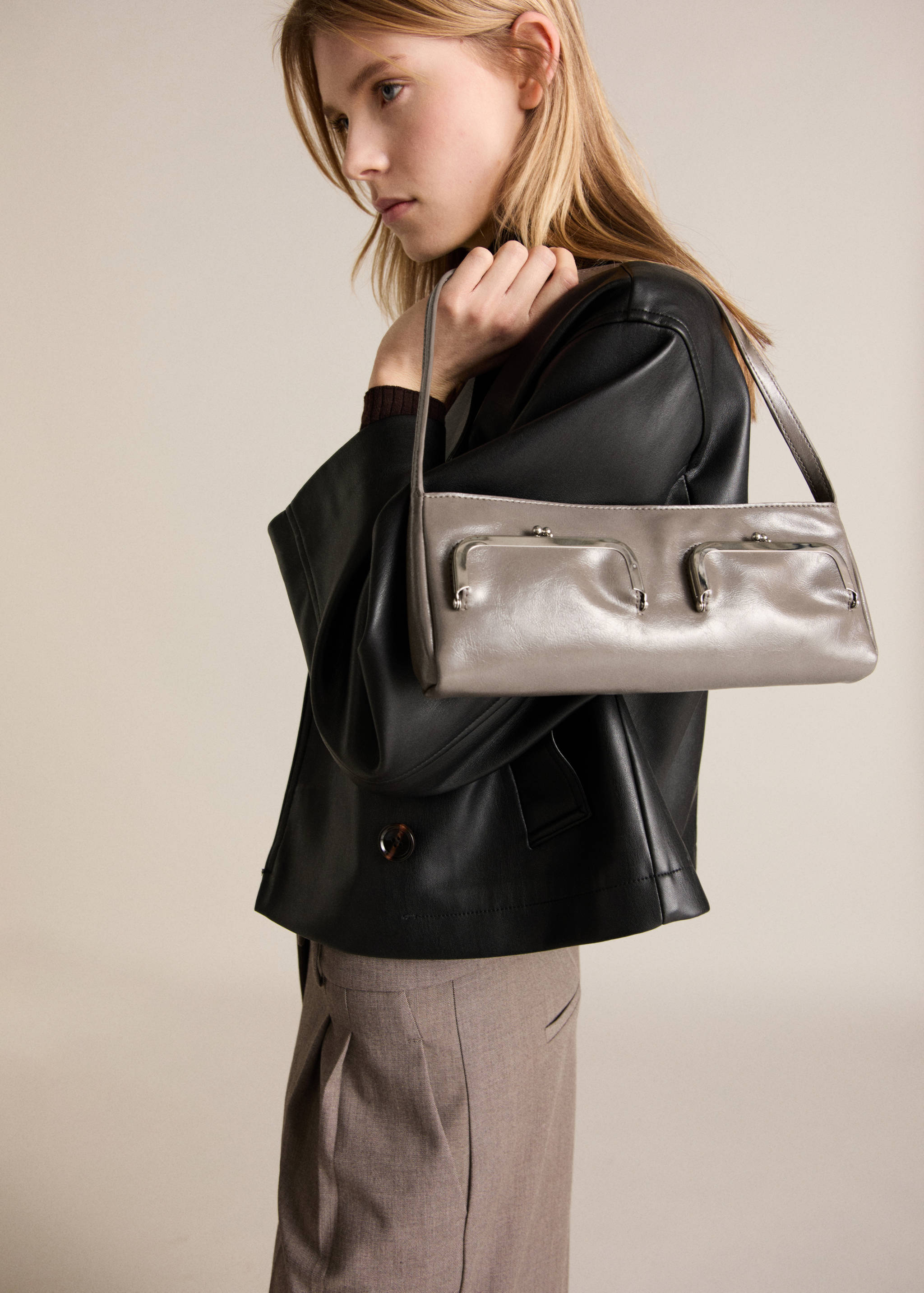 Shoulder bag with pochette pockets - General plane