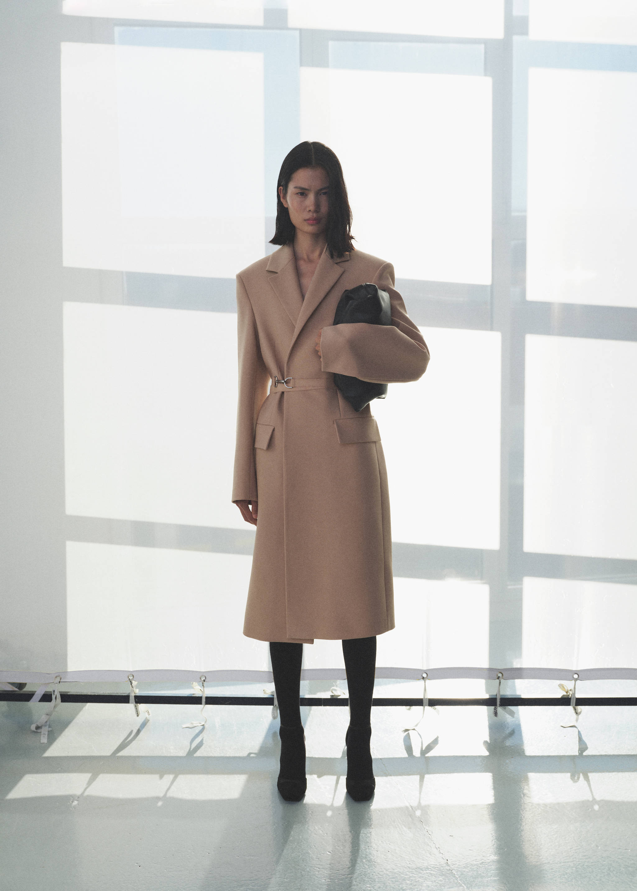 Woollen coat with belt - General plane