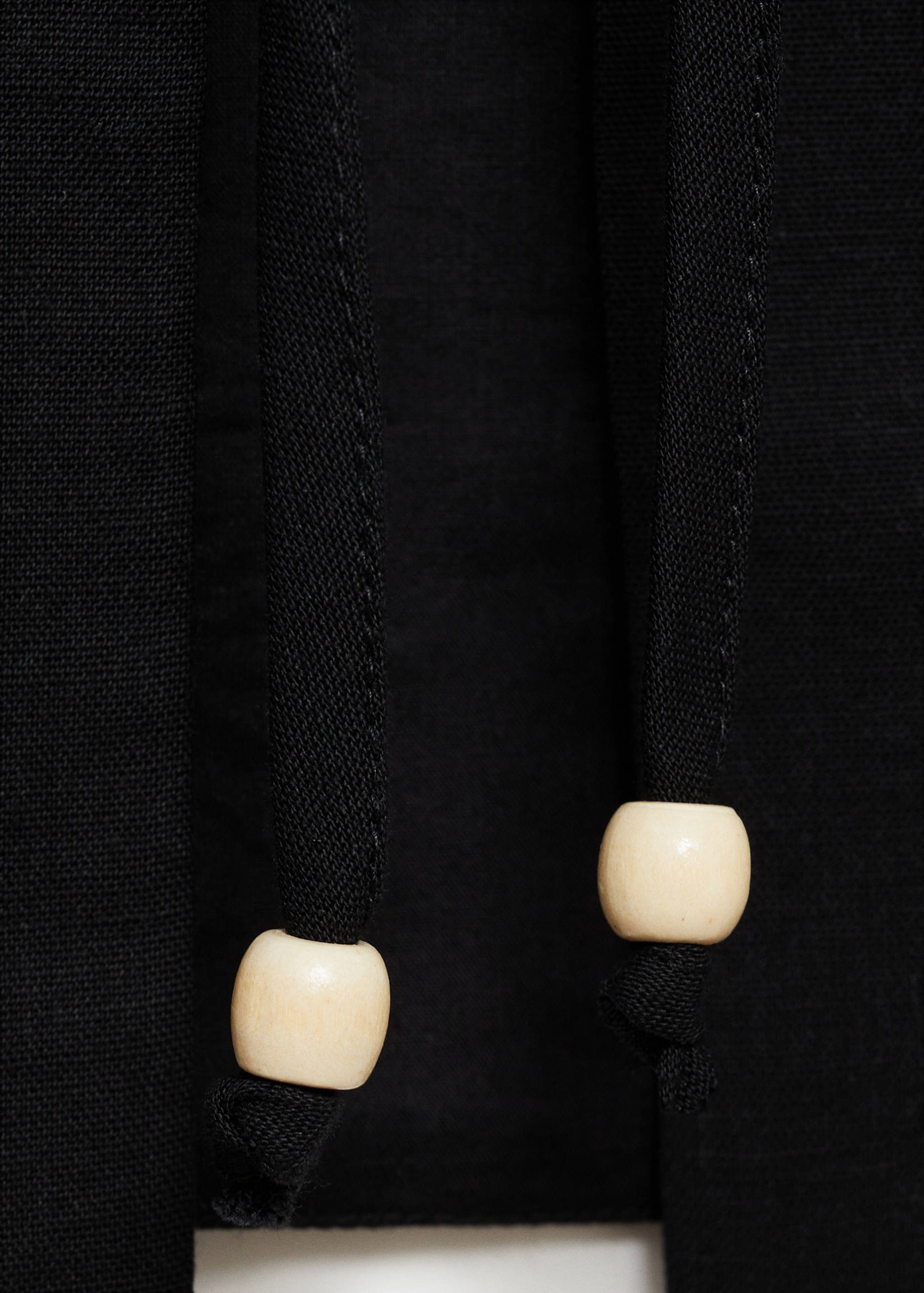 Top bordado com fecho de laços - Pormenor do artigo 8