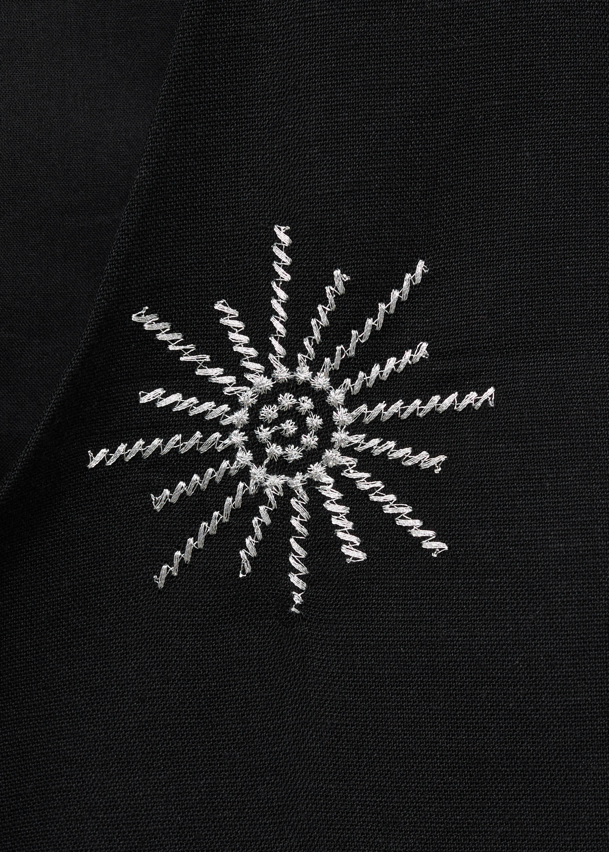 Top bordado com fecho de laços - Pormenor do artigo 0