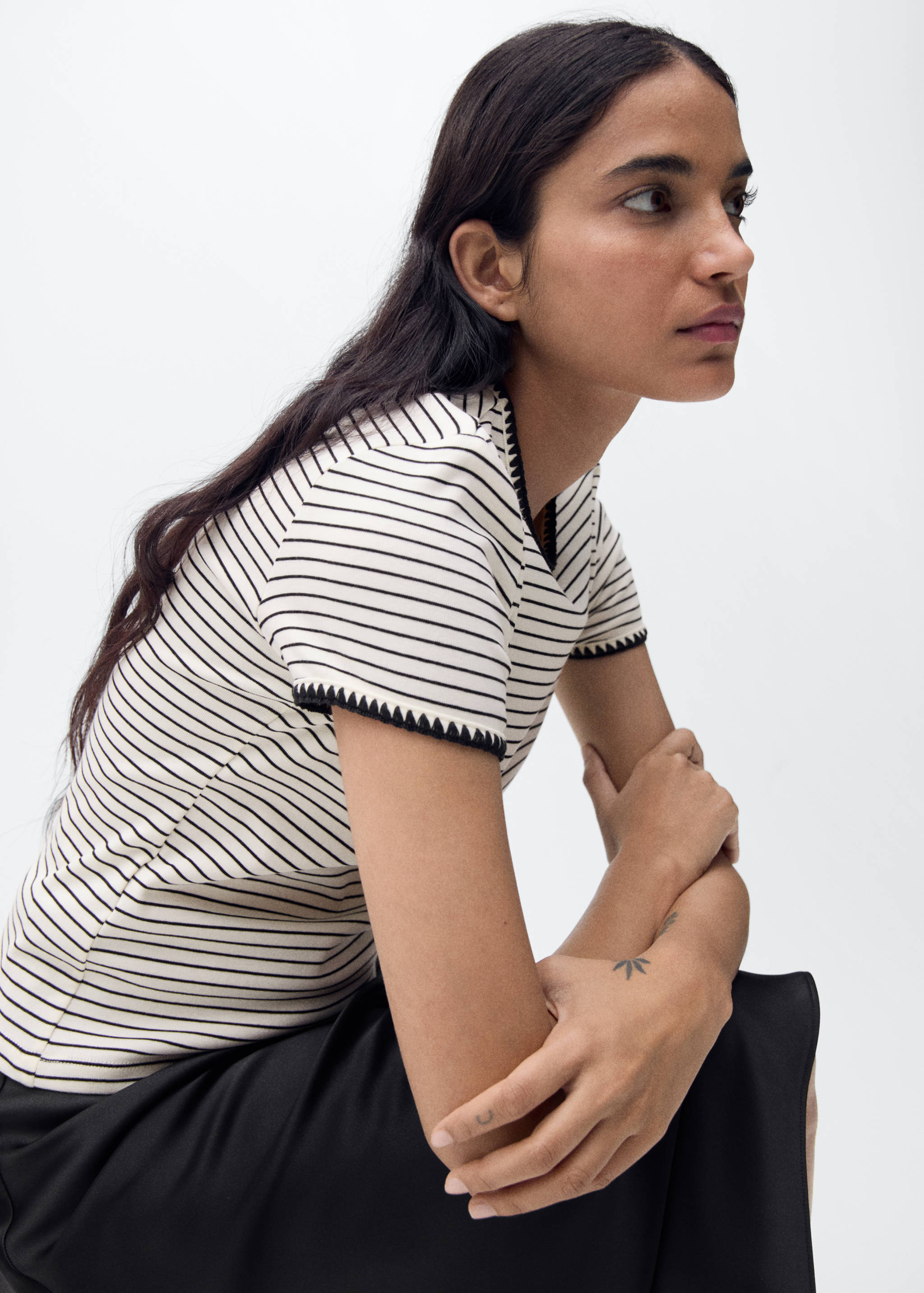 Cotton t-shirt with contrasting trim - Details of the article 2