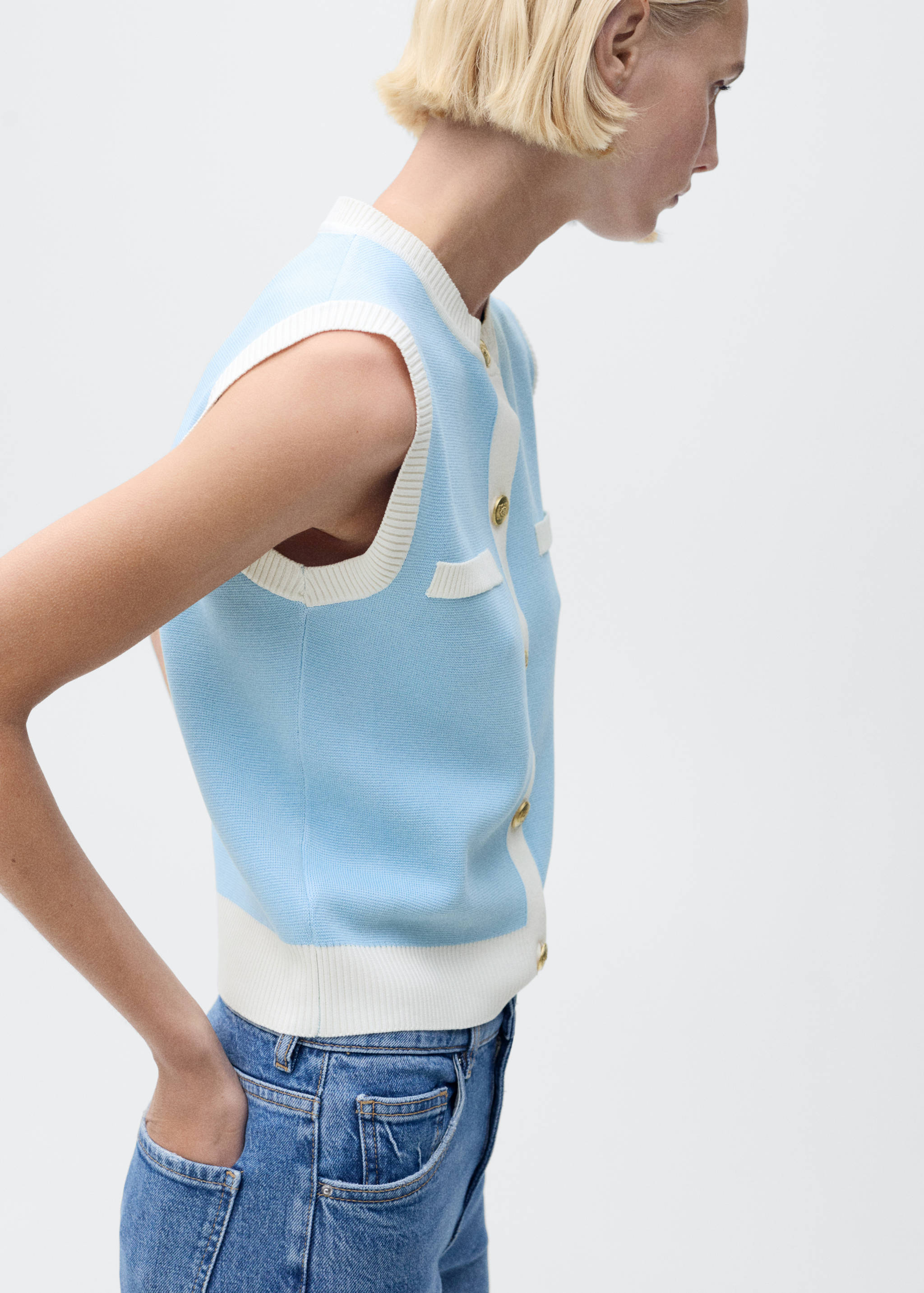 Knitted waistcoat with contrast piping - Details of the article 6