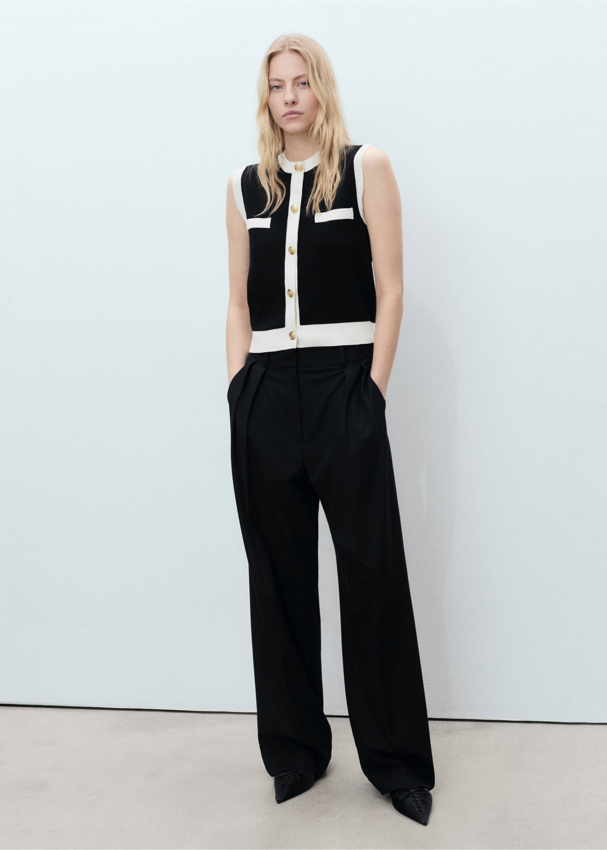 Knitted waistcoat with contrast piping - General plane, Black. Ref: 87045763-00.