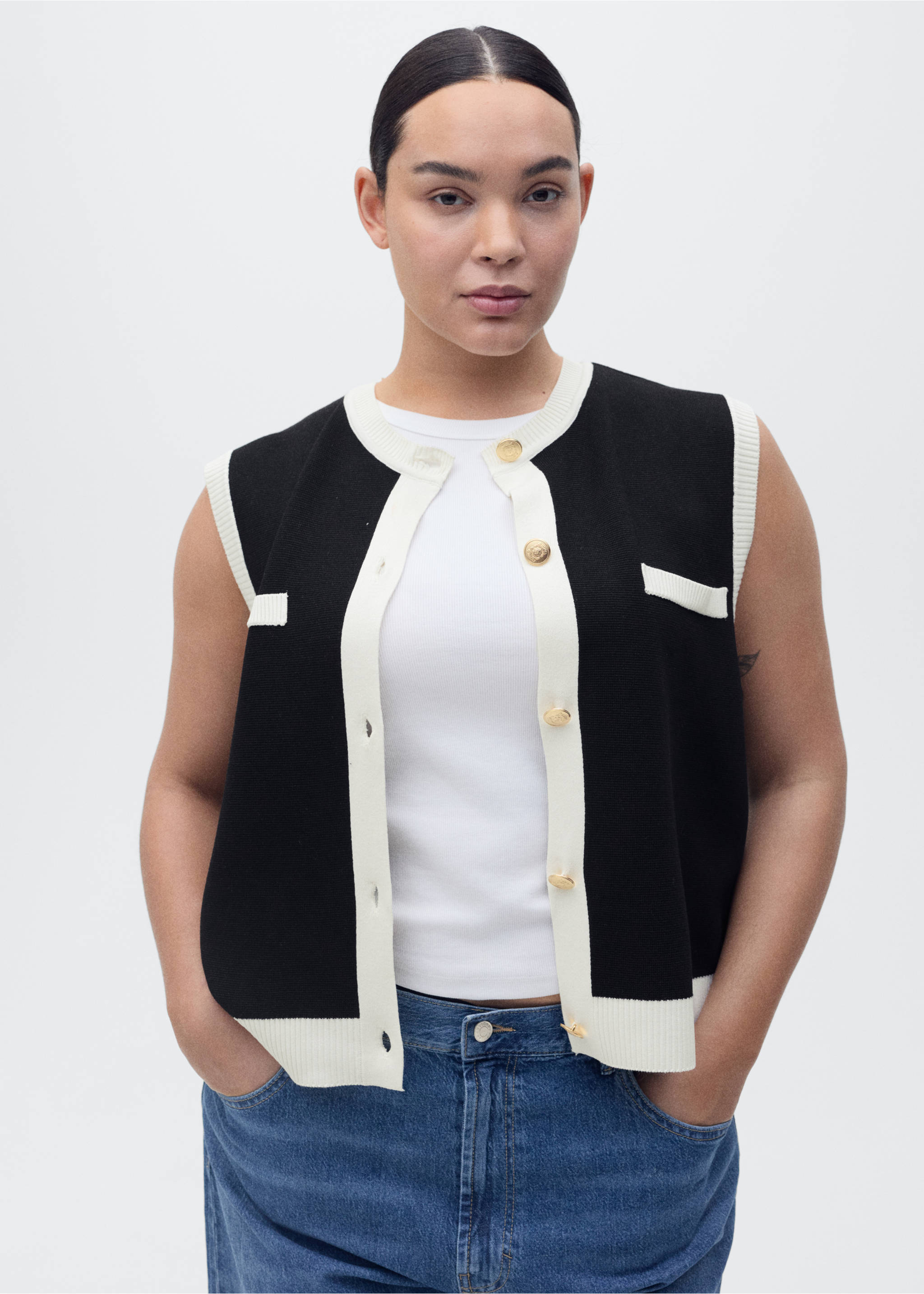 Knitted waistcoat with contrast piping - Details of the article 5, Black. Ref: 87045763-00.