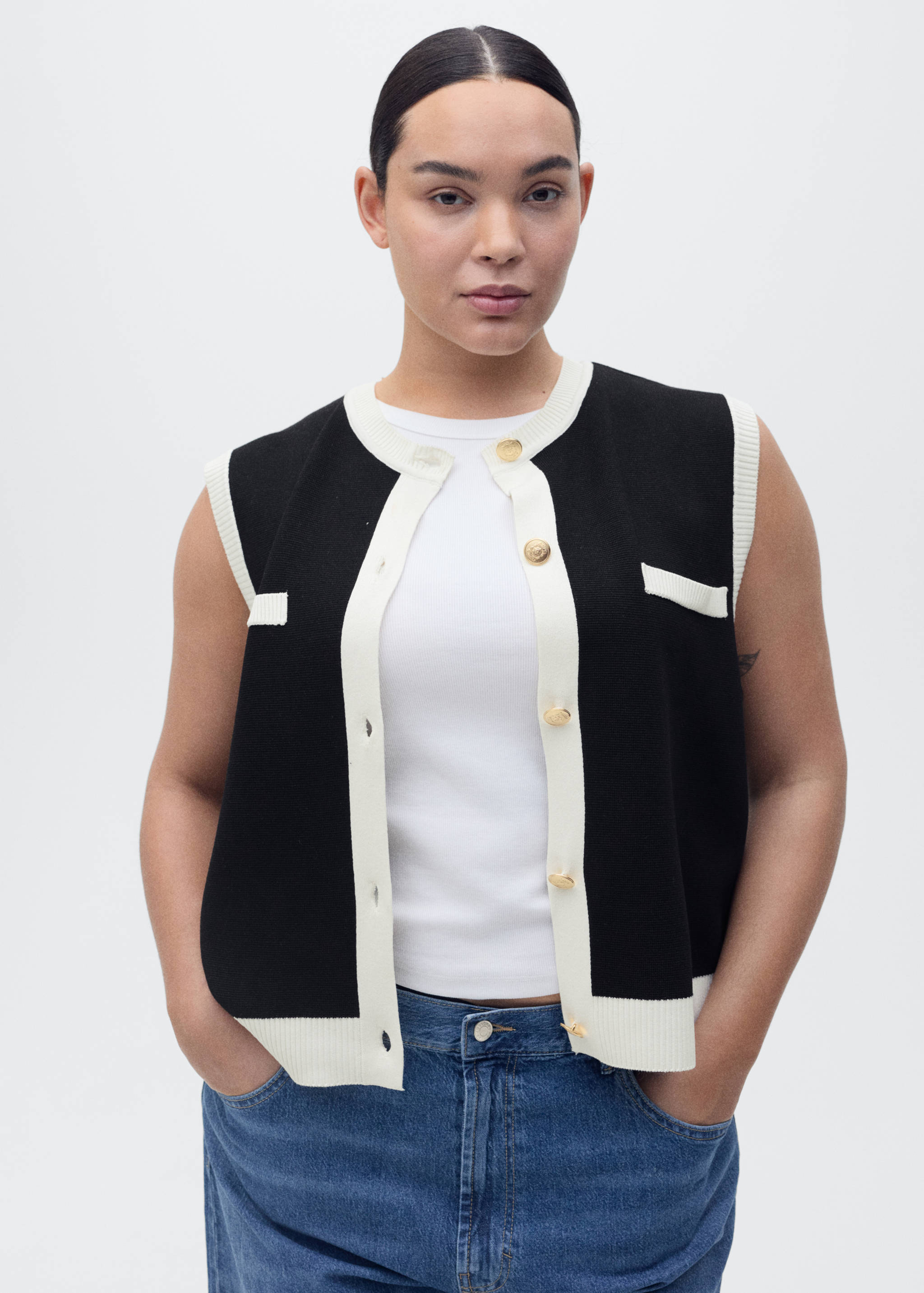 Knitted waistcoat with contrast piping - Details of the article 5