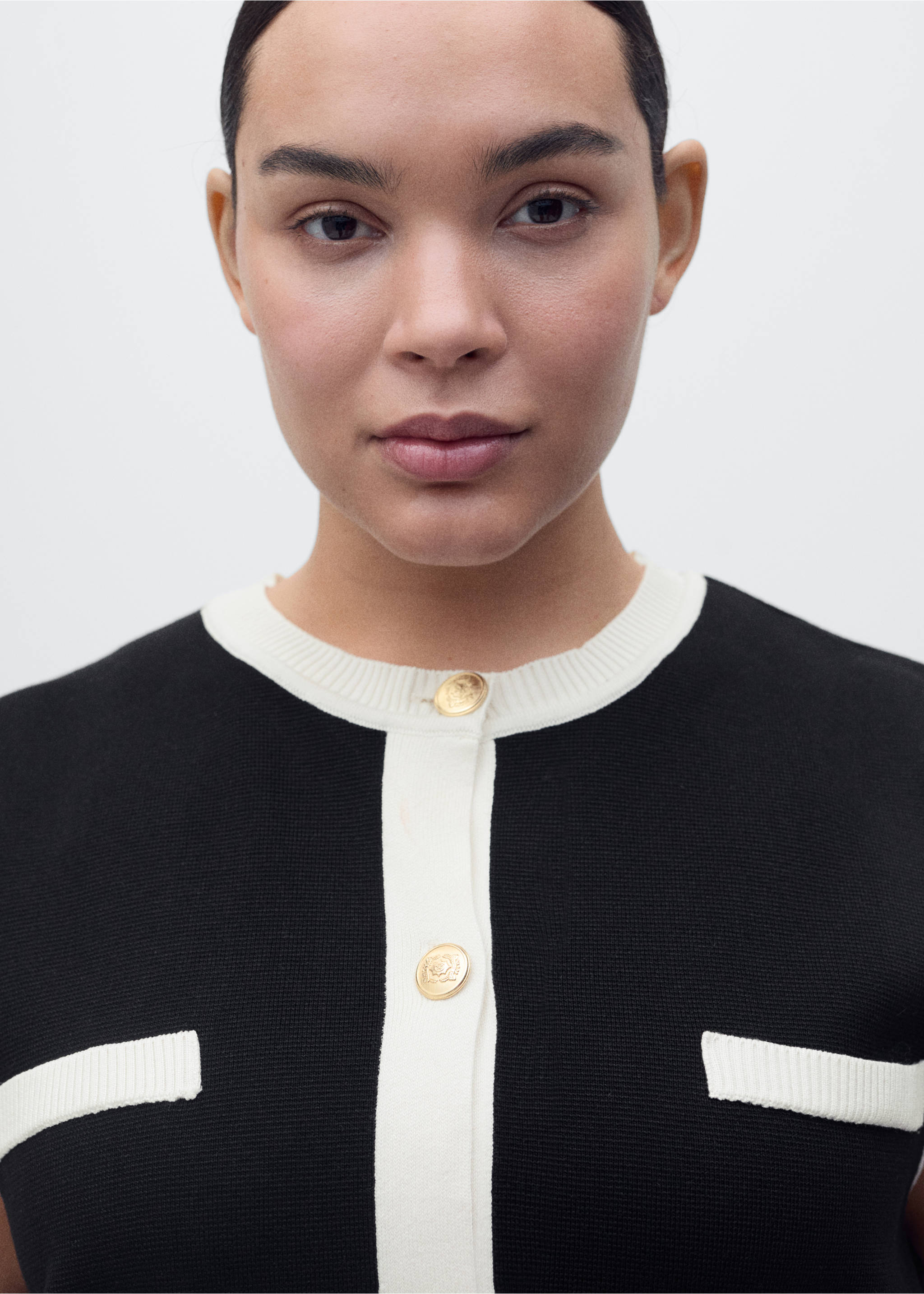 Knitted waistcoat with contrast piping - Details of the article 4, Black. Ref: 87045763-00.