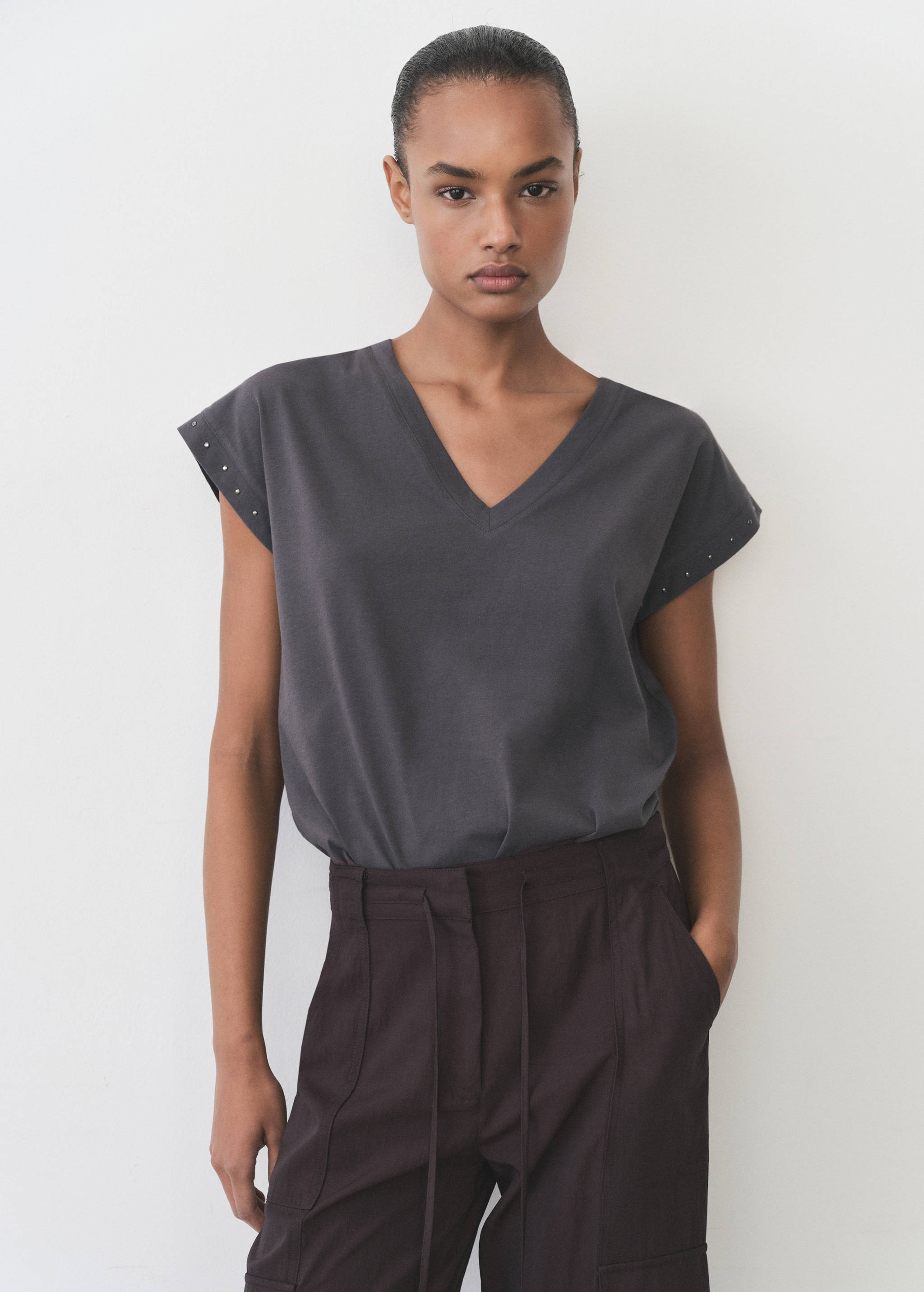 Studded V-neck t-shirt - Medium plane