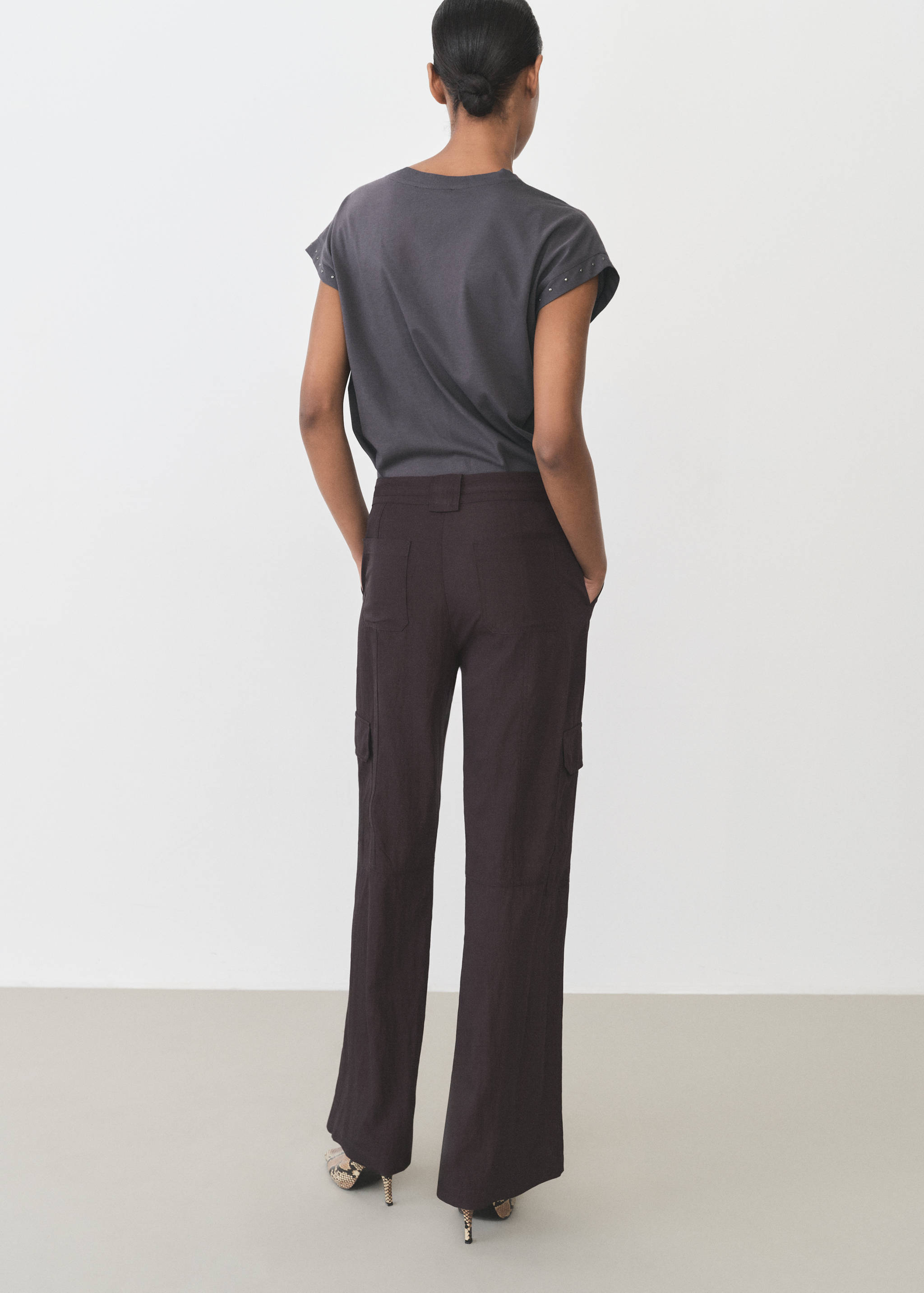 Studded V-neck t-shirt - Reverse of the article