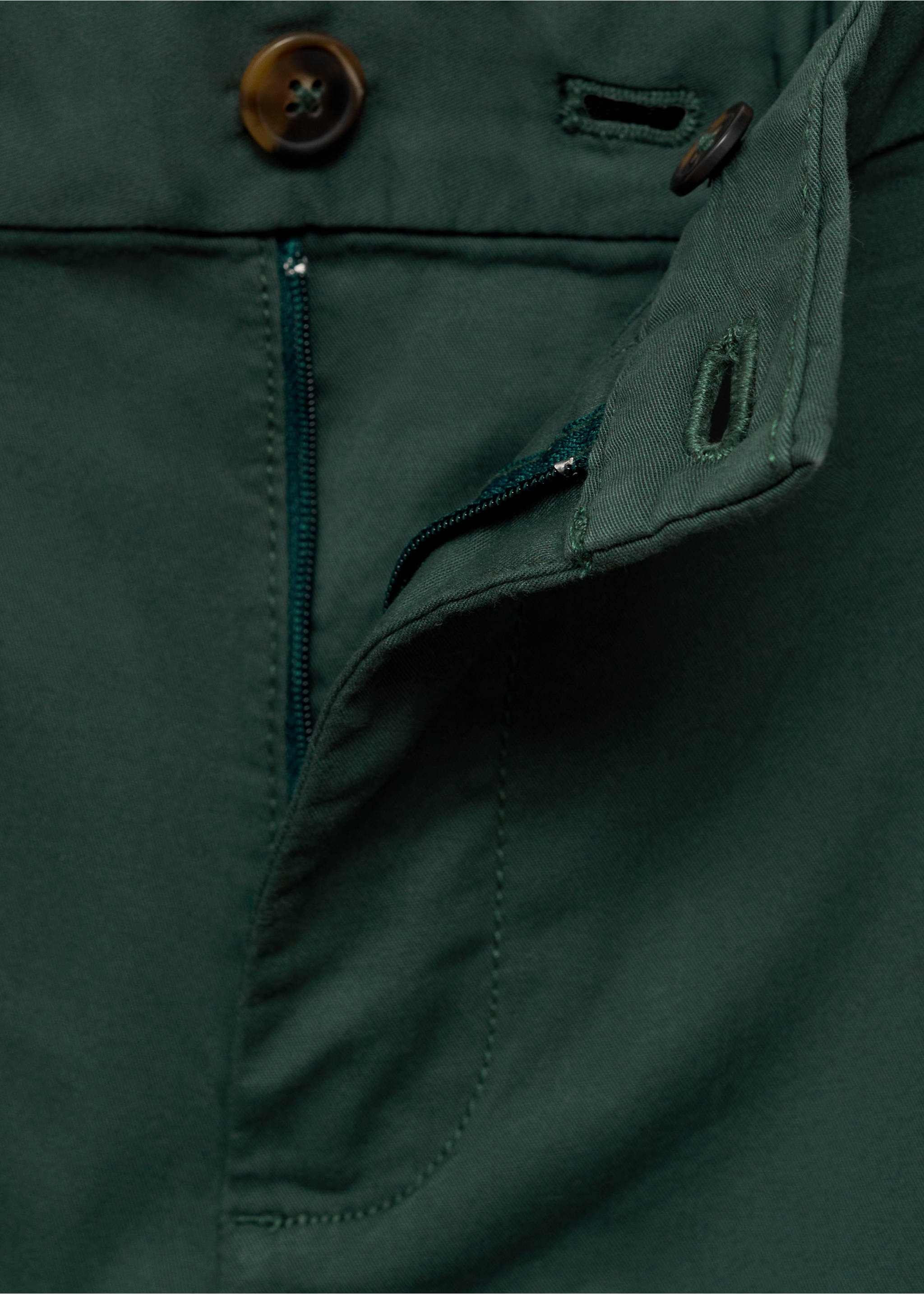 Slim-fit chino cotton bermuda shorts - Details of the article 8, Dark Green. Ref: 87045918-00.