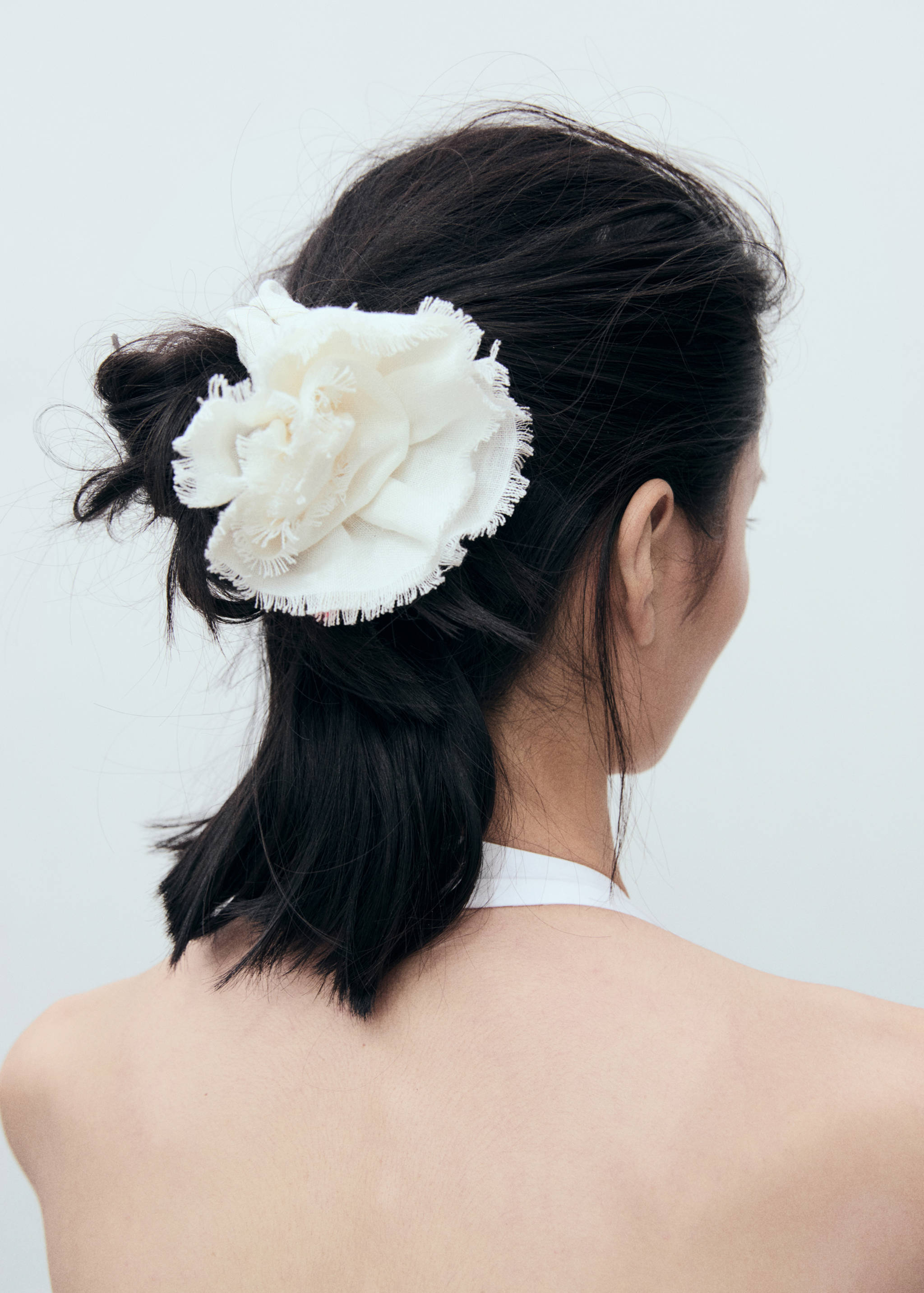 Linen flower scrunchie - General plane