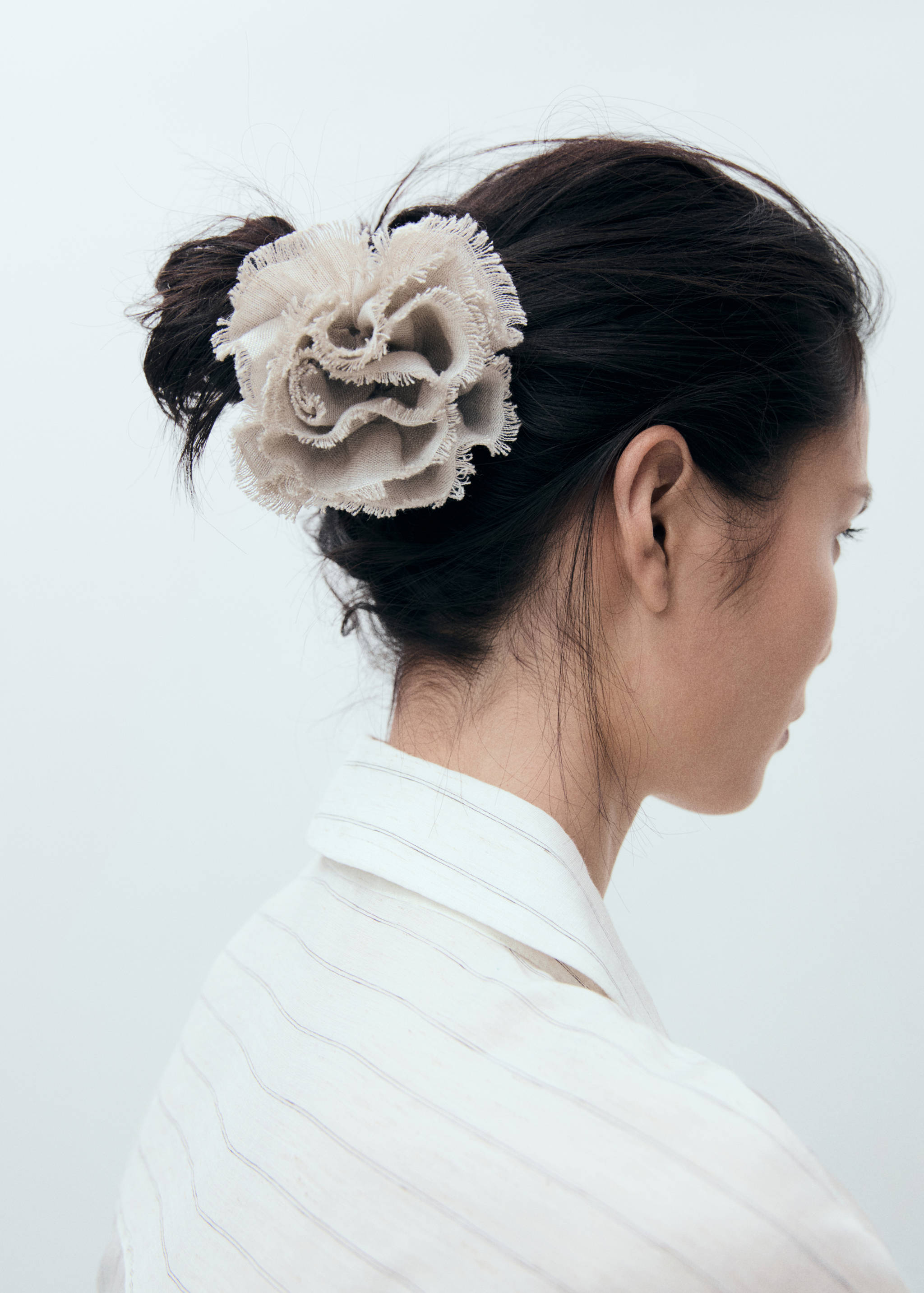 Linen flower scrunchie - General plane