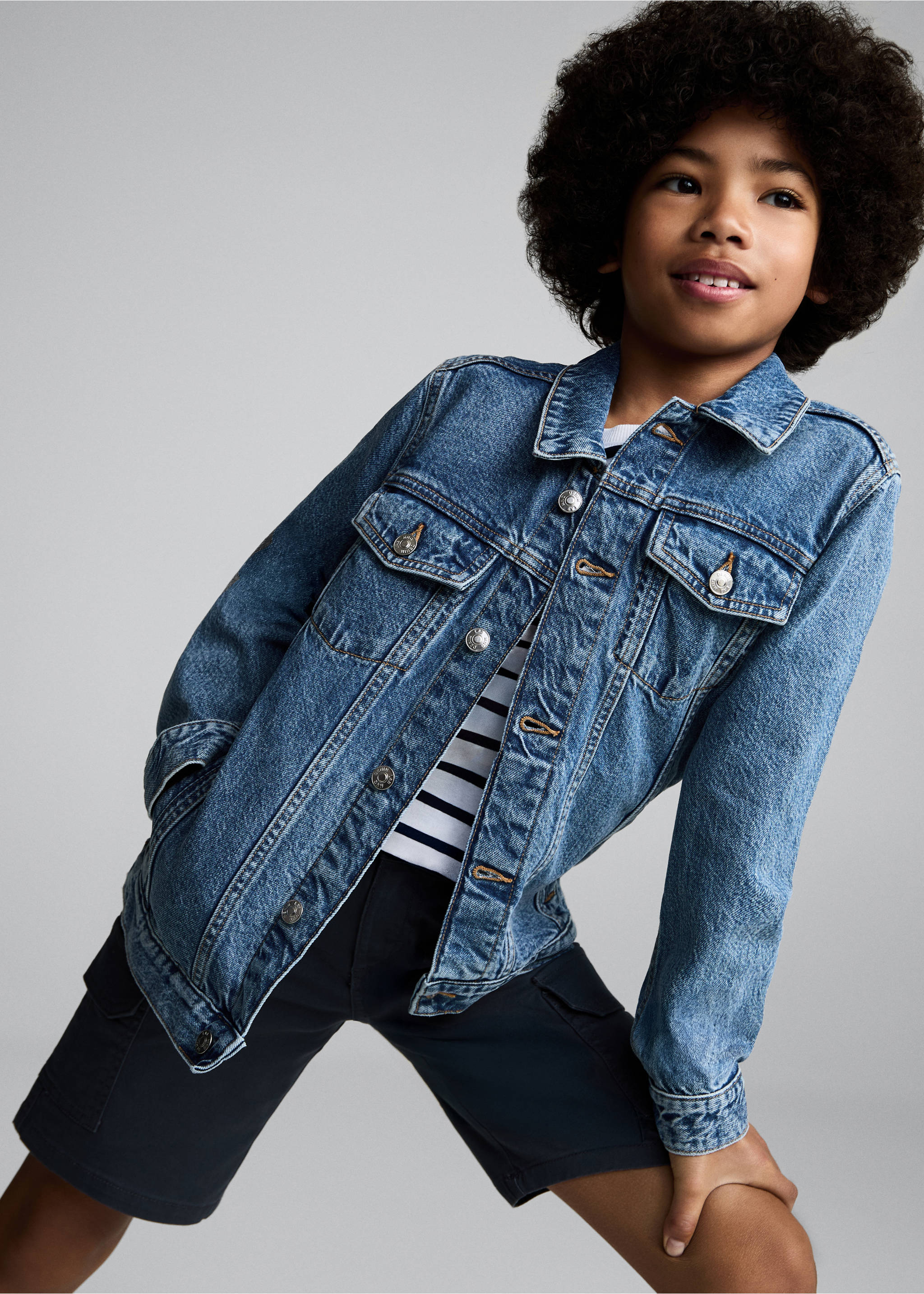 Denim jacket - Details of the article 2, Medium Blue. Ref: 87045952-00.