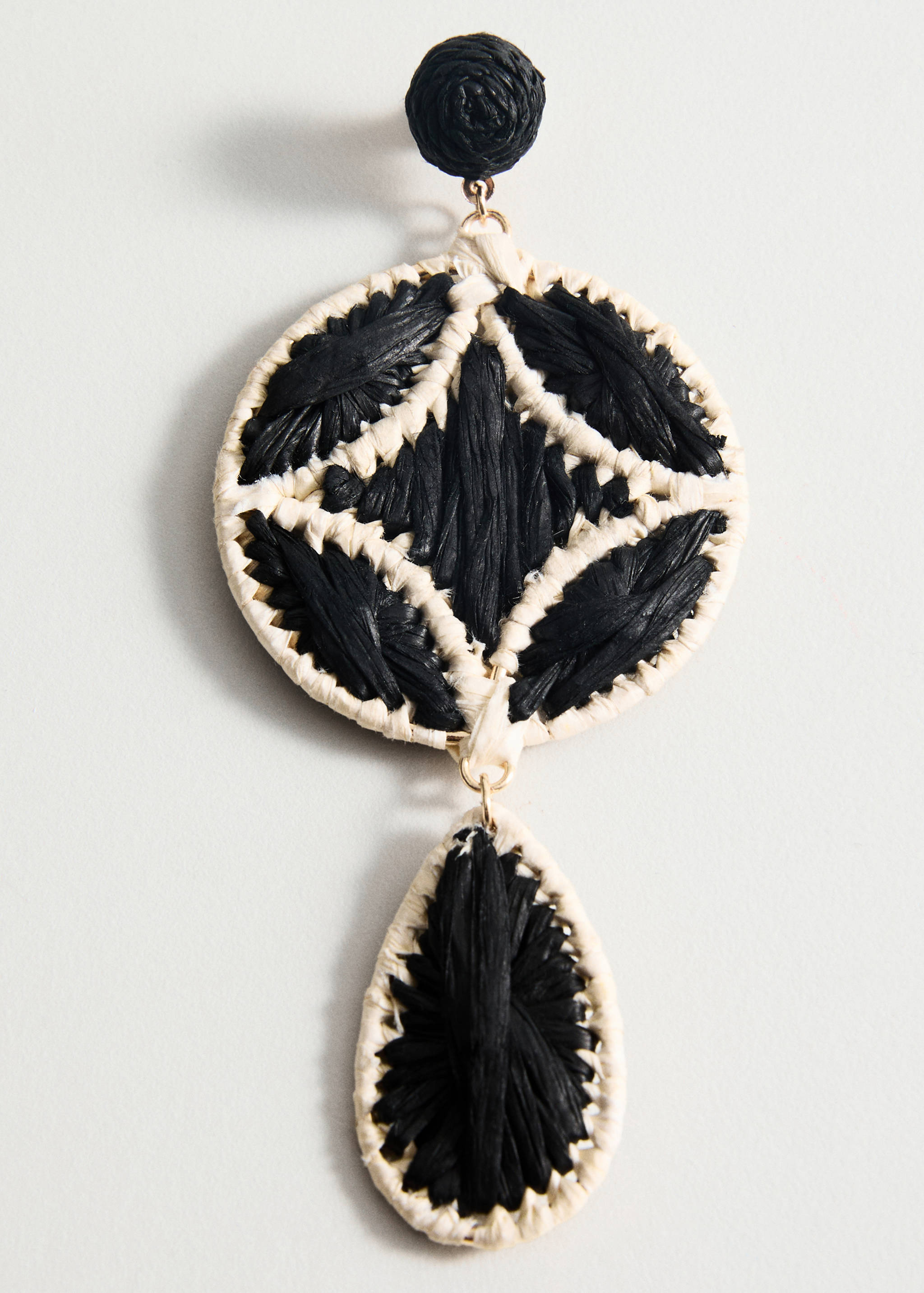 Natural fiber hanging earrings - Details of the article 1