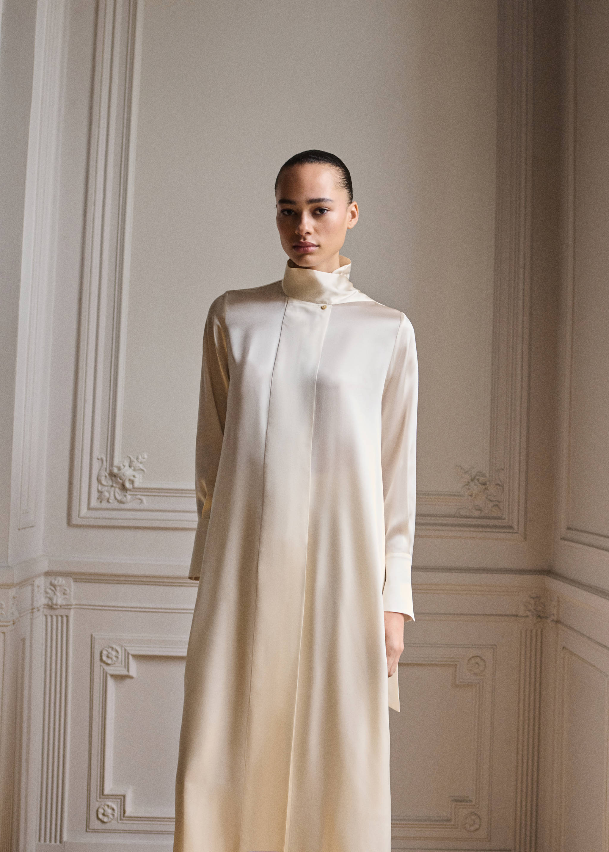 Robe en soie style cape et col à nœud - Plan moyen