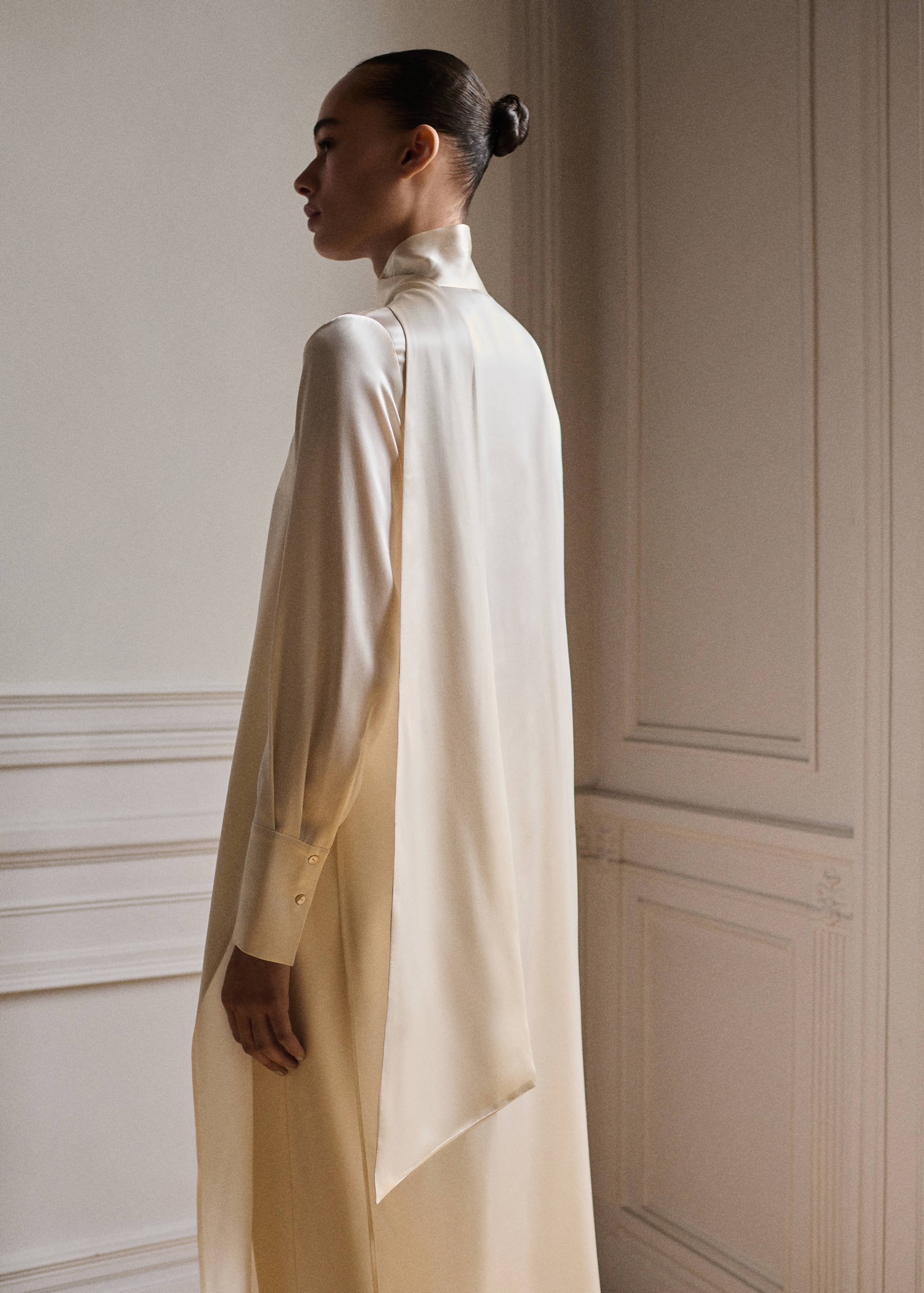 Cape-style silk dress with bow neck - Reverse of the article