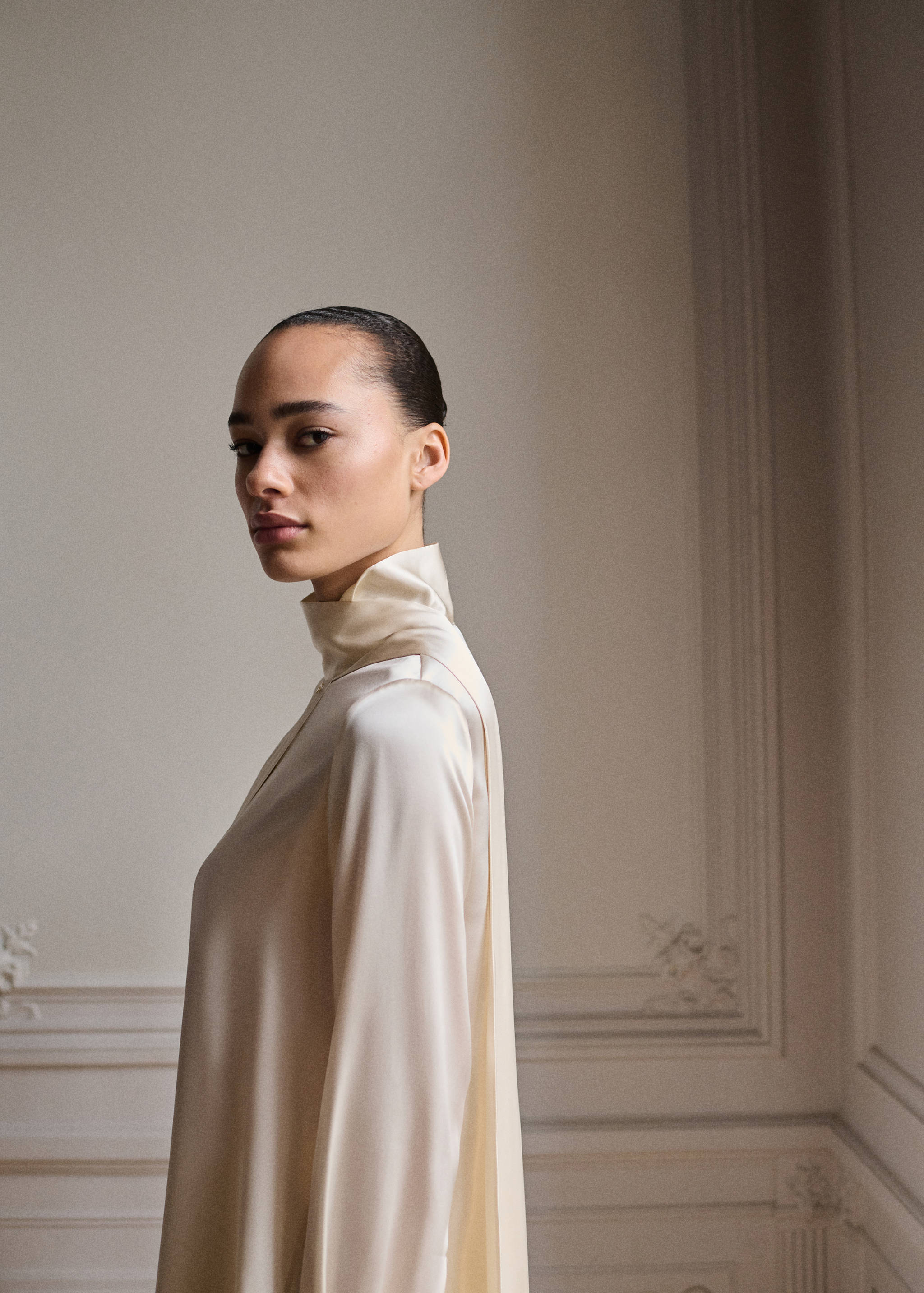 Robe en soie style cape et col à nœud - Détail de l'article 1