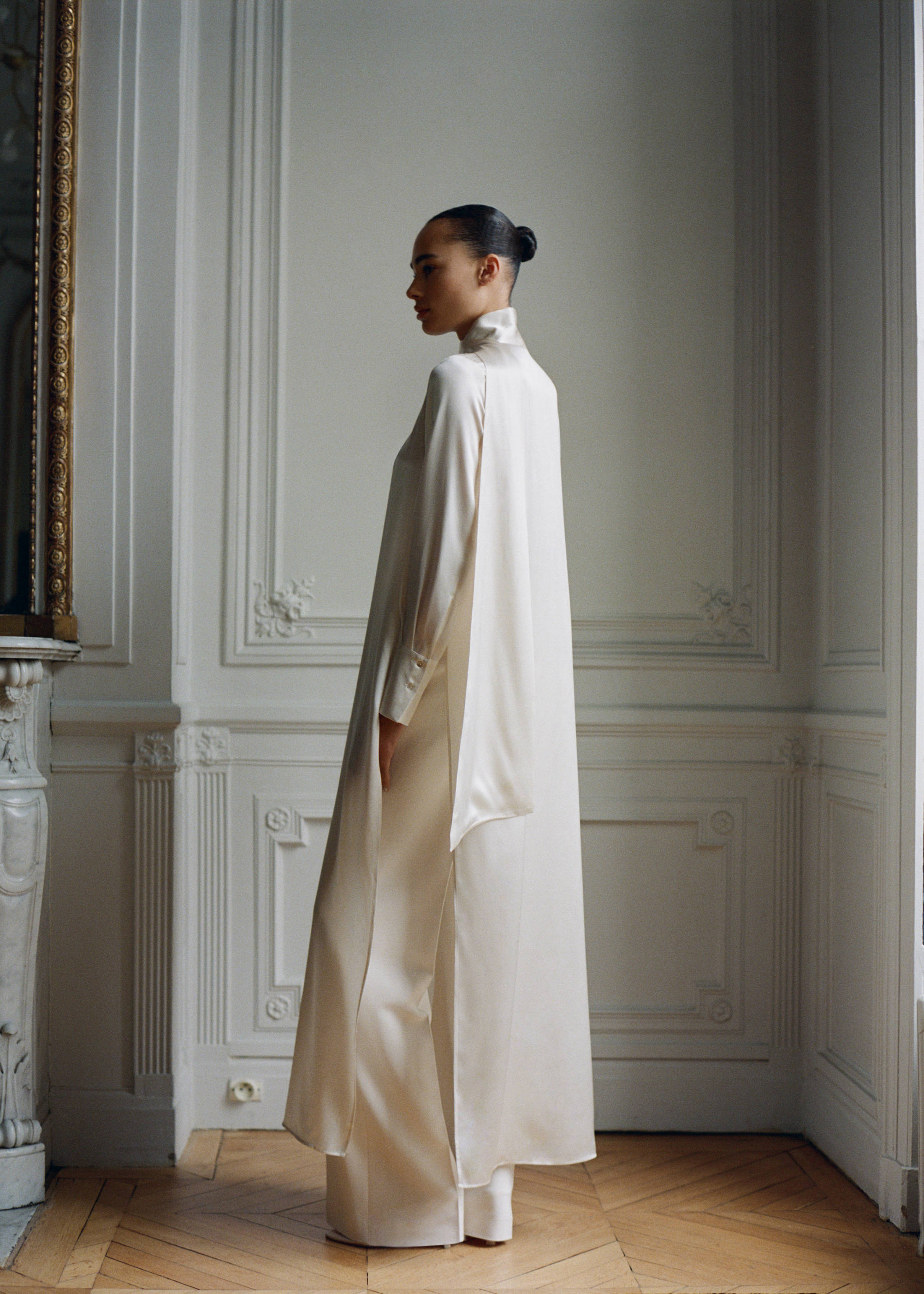 Cape-style silk dress with bow neck - Details of the article 6, Ecru. Ref: 87045969-00.