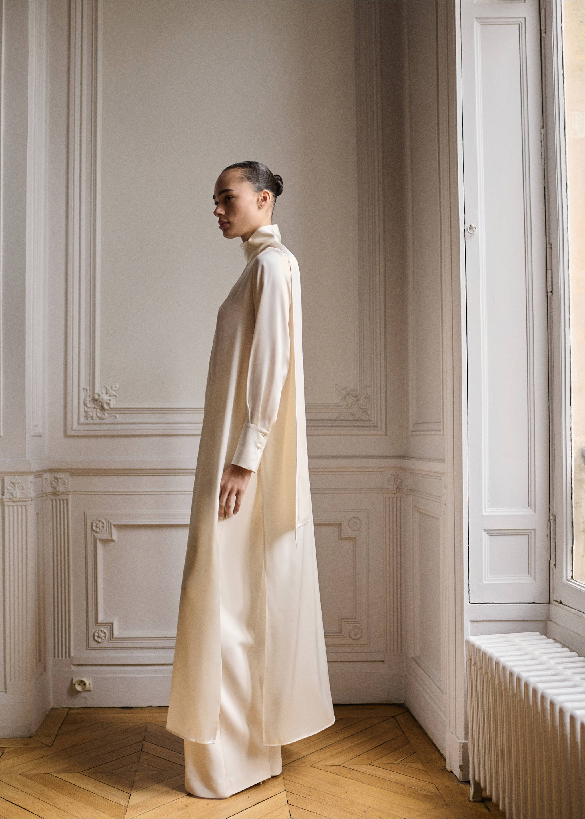 Cape-style silk dress with bow neck - Details of the article 2, Ecru. Ref: 87045969-00.