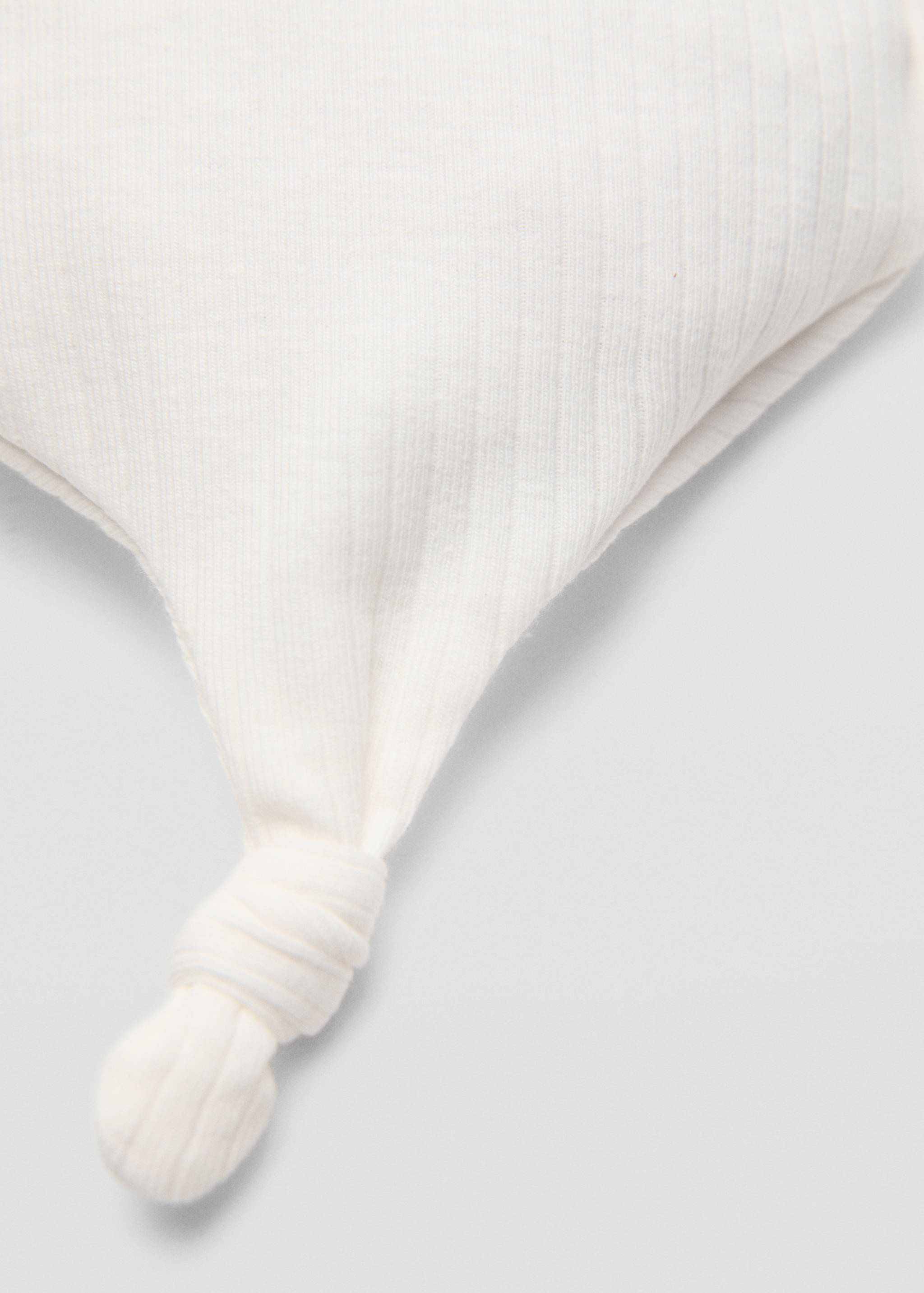 Gorro detalle nudo - Plano medio